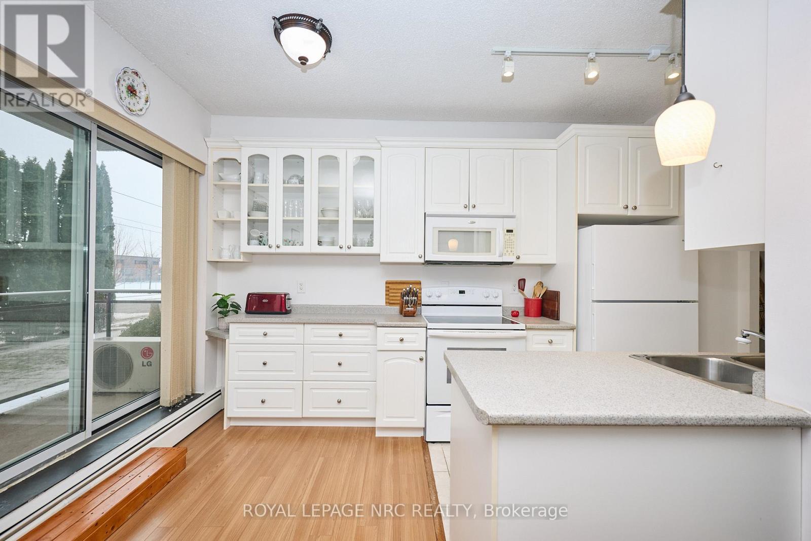 












101 - 6390 HUGGINS STREET

,
Niagara Falls (Stamford),




Ontario
L2J1H1

