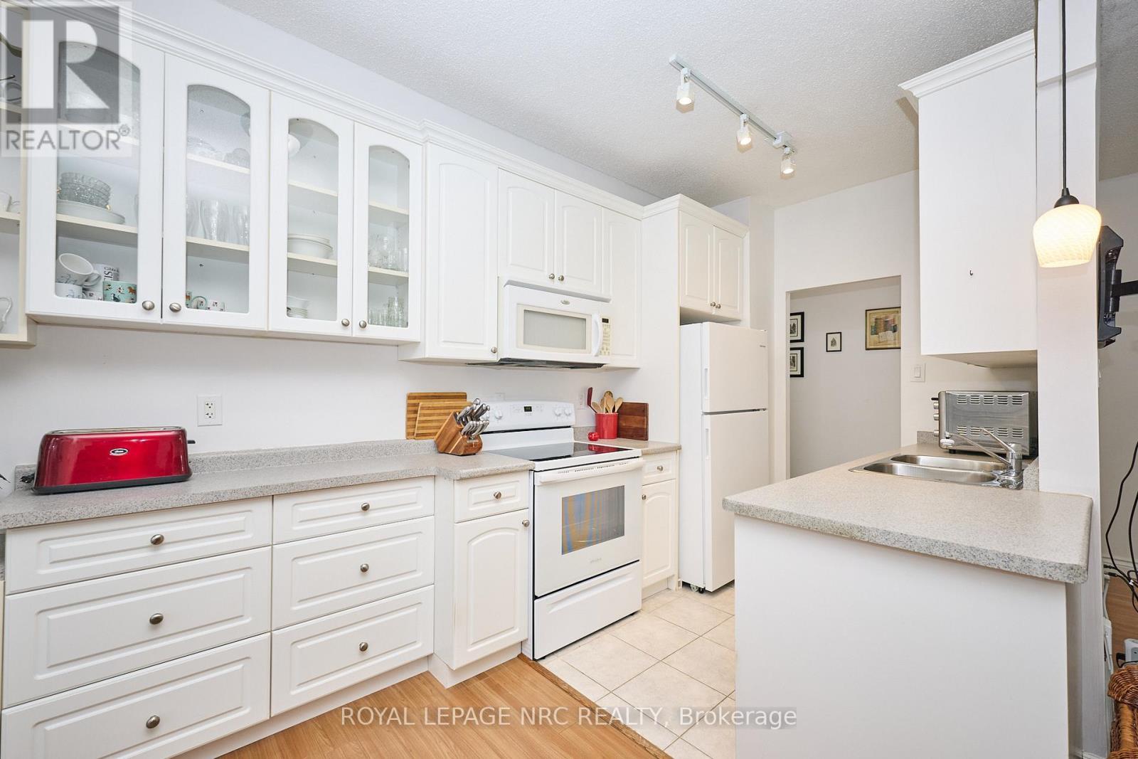 












101 - 6390 HUGGINS STREET

,
Niagara Falls (Stamford),




Ontario
L2J1H1

