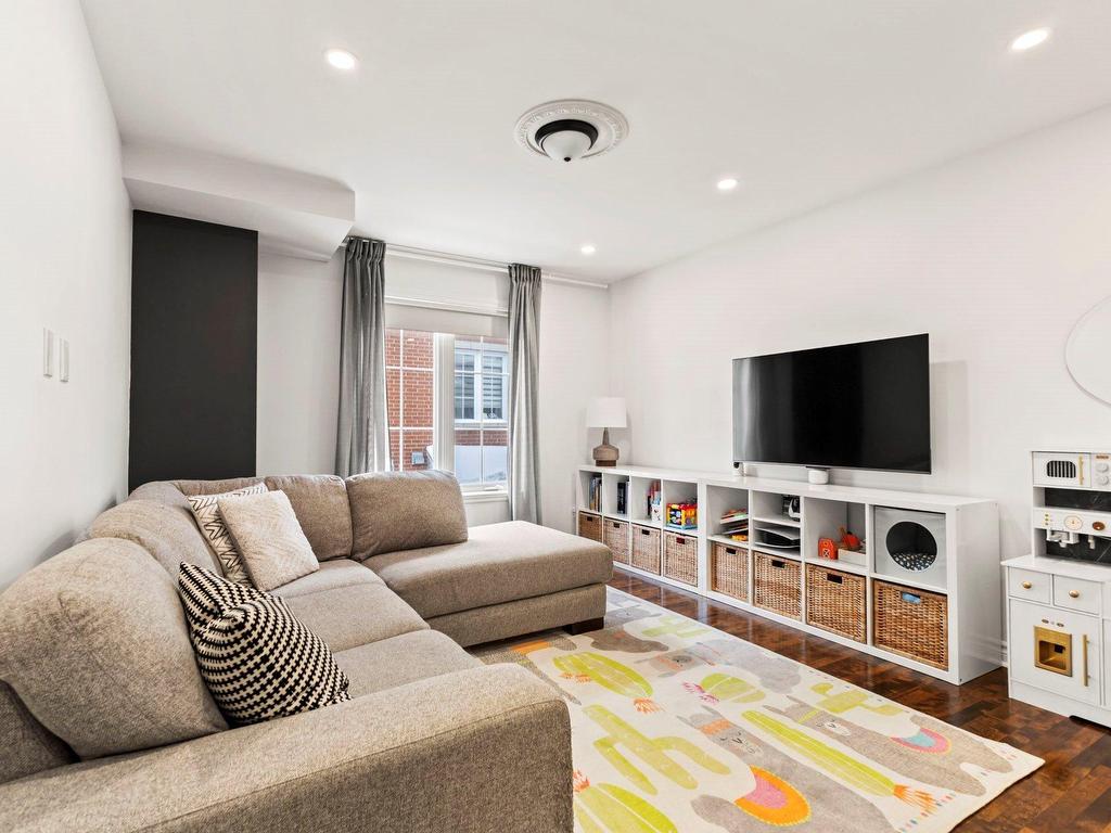 









2247


Rue Harriet-Quimby

,
Saint-Laurent (Montréal),




QC
H4R3E2

