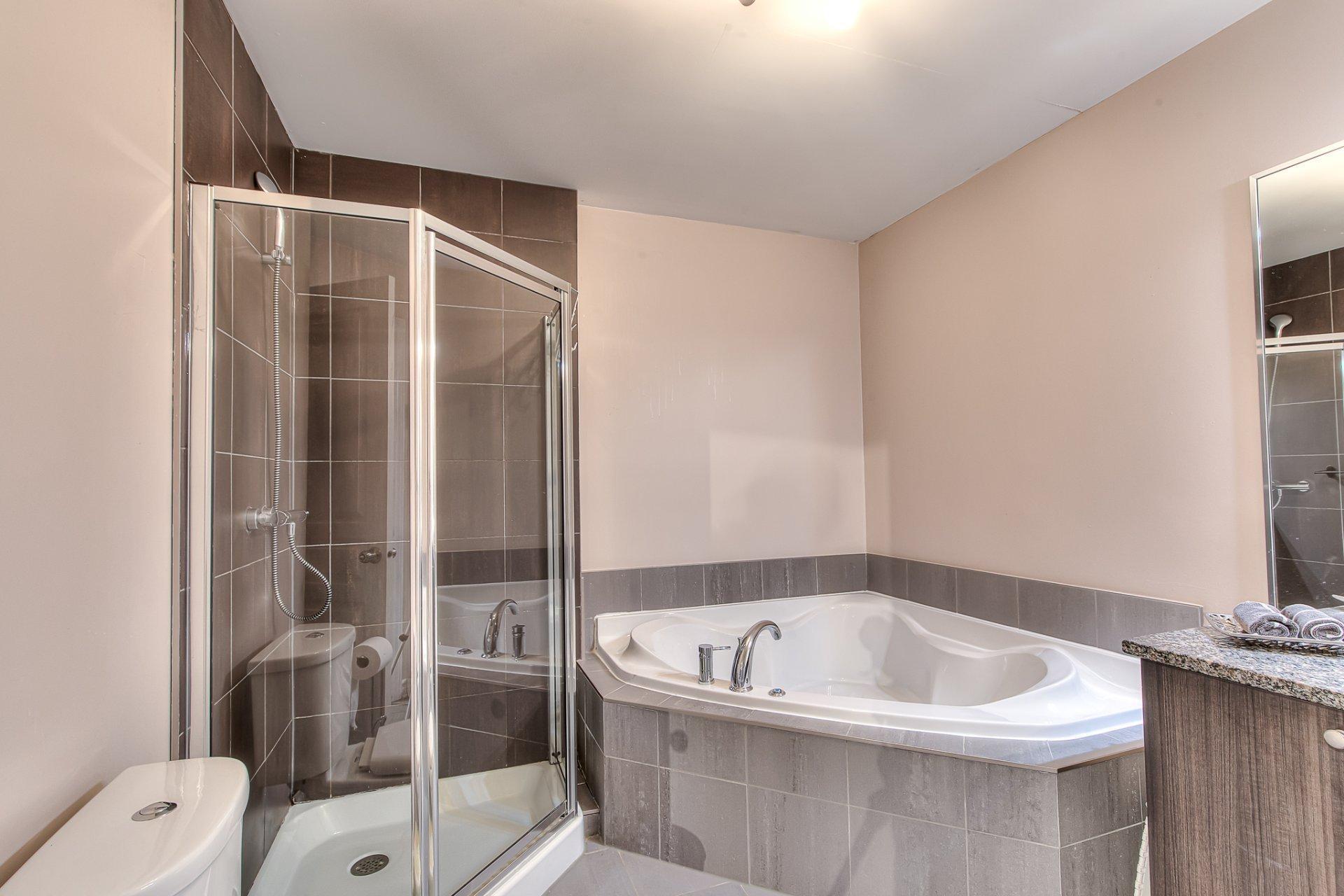 









3895


Rue Céline-Marier

,
Montréal (Saint-Laurent),




QC
H4R3N3

