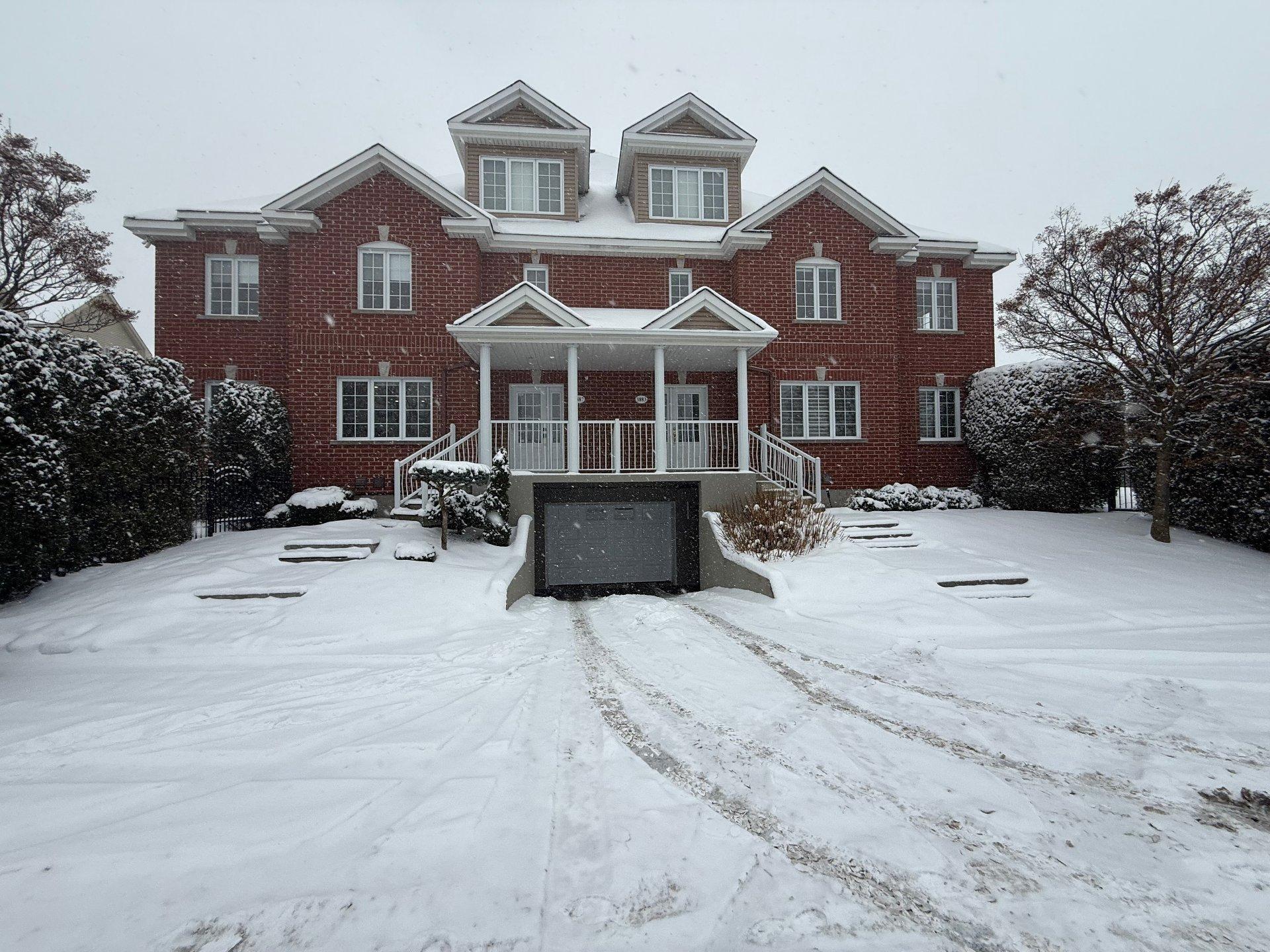 









3895


Rue Céline-Marier

,
Montréal (Saint-Laurent),




QC
H4R3N3

