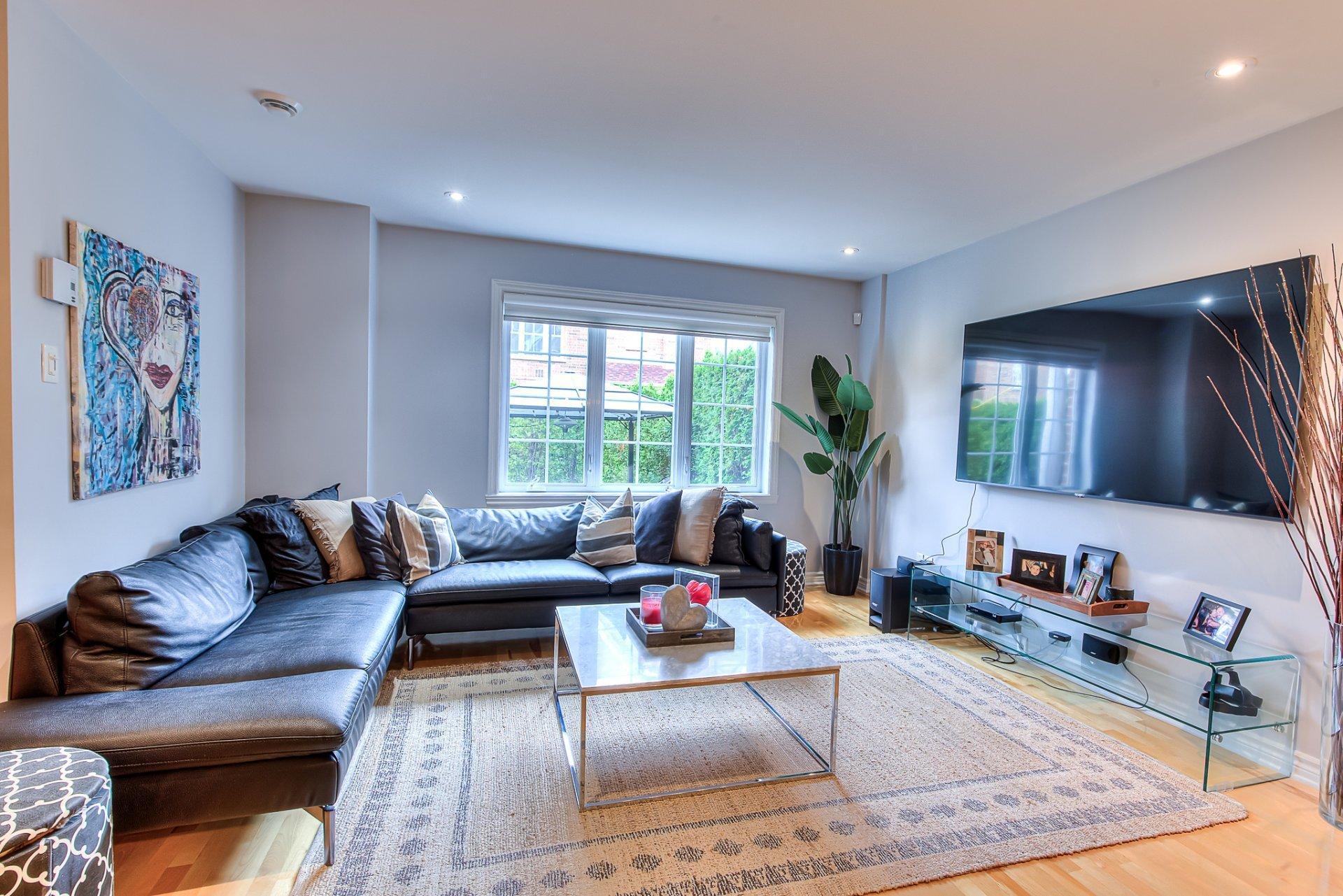 









3895


Rue Céline-Marier

,
Montréal (Saint-Laurent),




QC
H4R3N3

