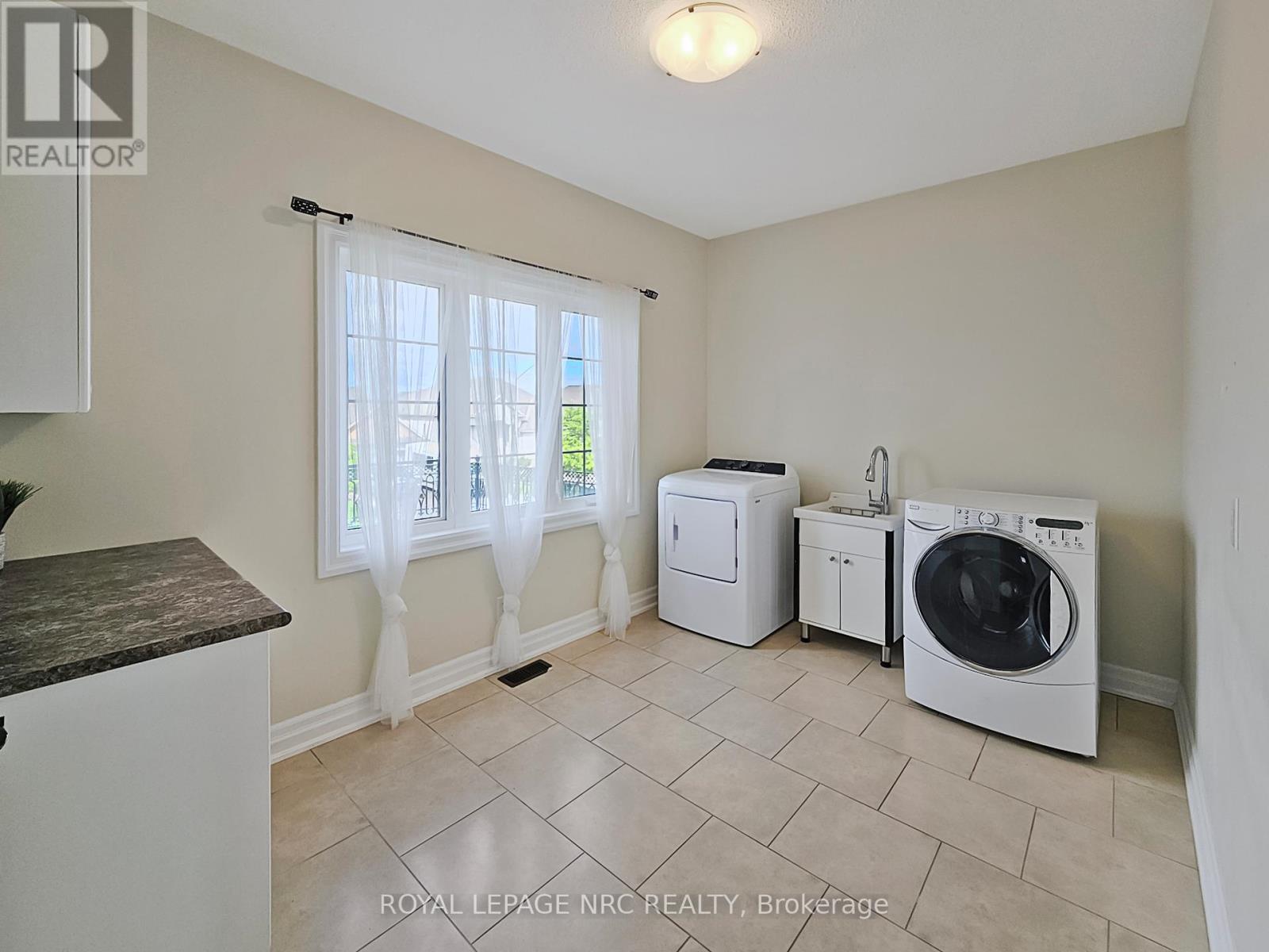 












5784 IRONWOOD STREET

,
Niagara Falls (Forestview),




Ontario
L2H0G4

