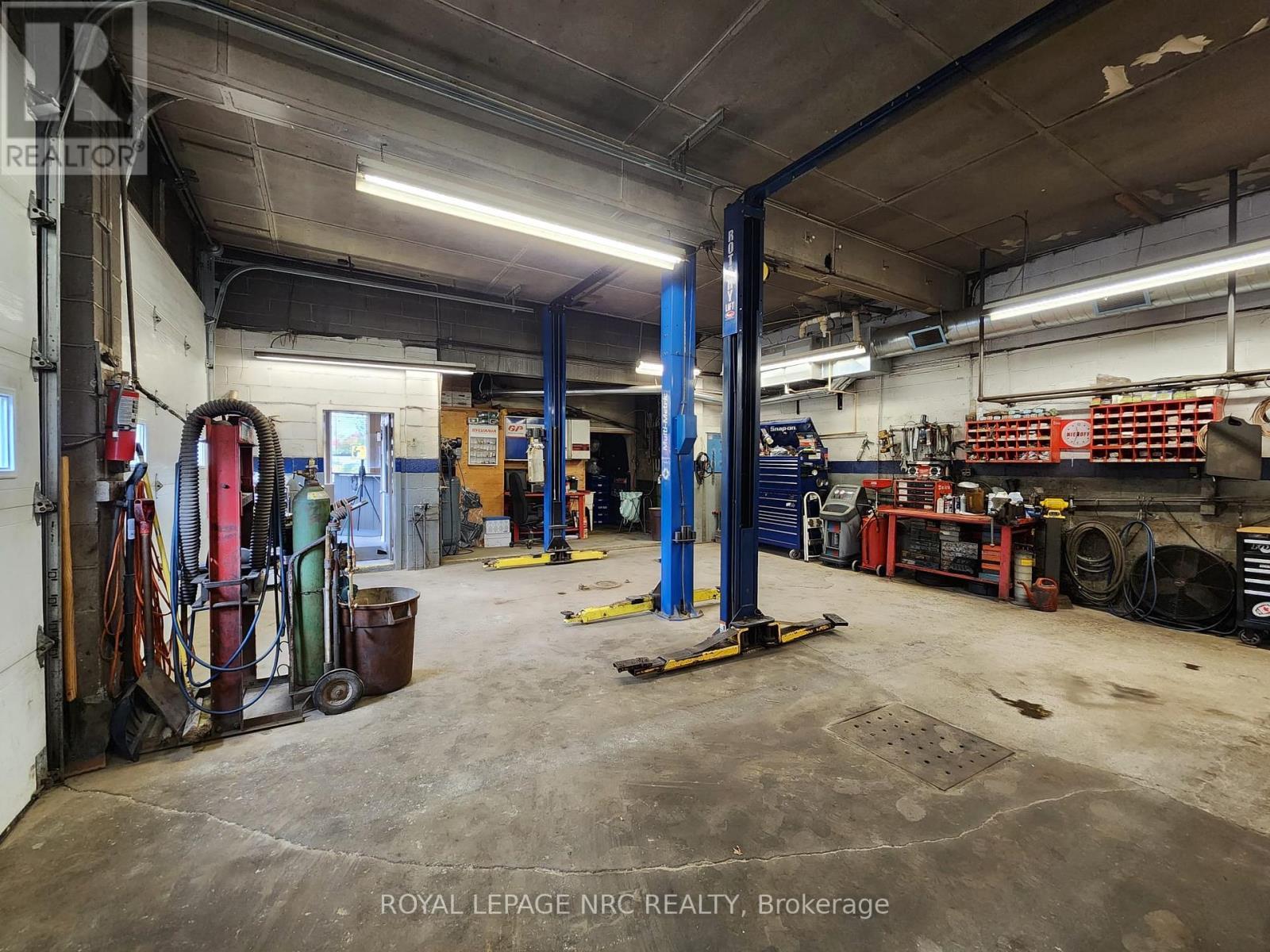 












208 RIDGE ROAD N

,
Fort Erie (Ridgeway),




Ontario
L0S1N0

