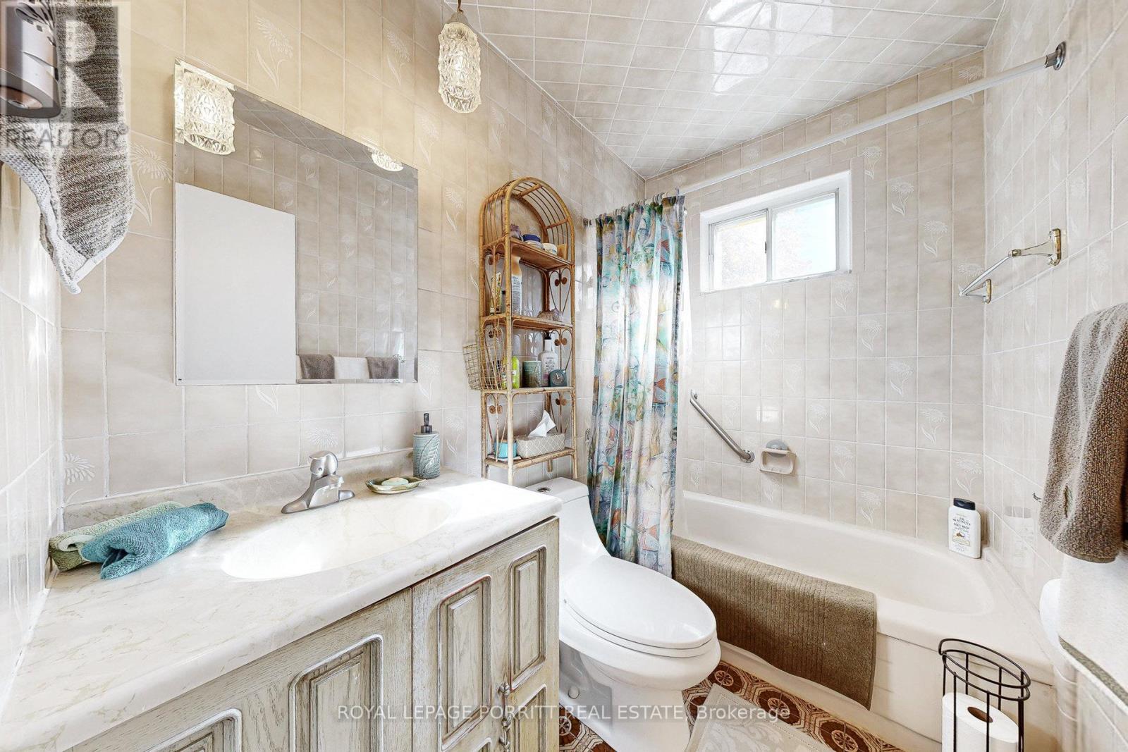 












1 AINTREE COURT

,
Toronto,




Ontario
M8W2E1

