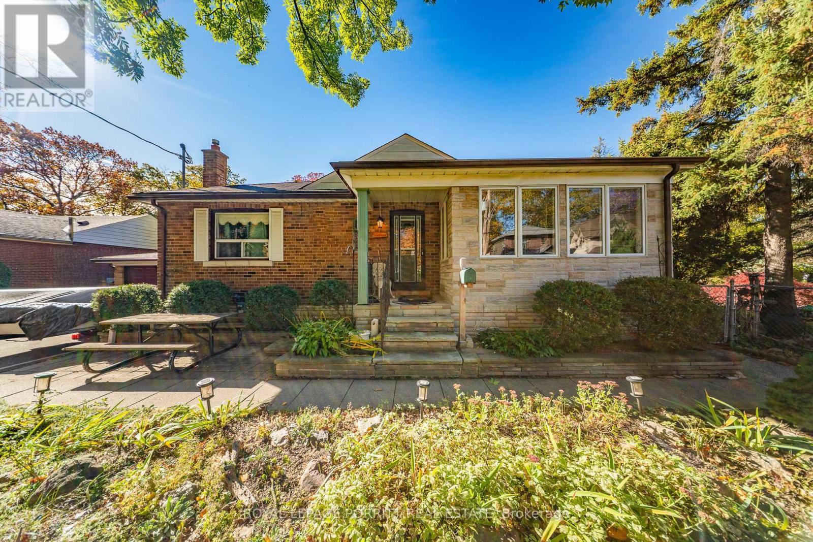 












1 AINTREE COURT

,
Toronto,




Ontario
M8W2E1

