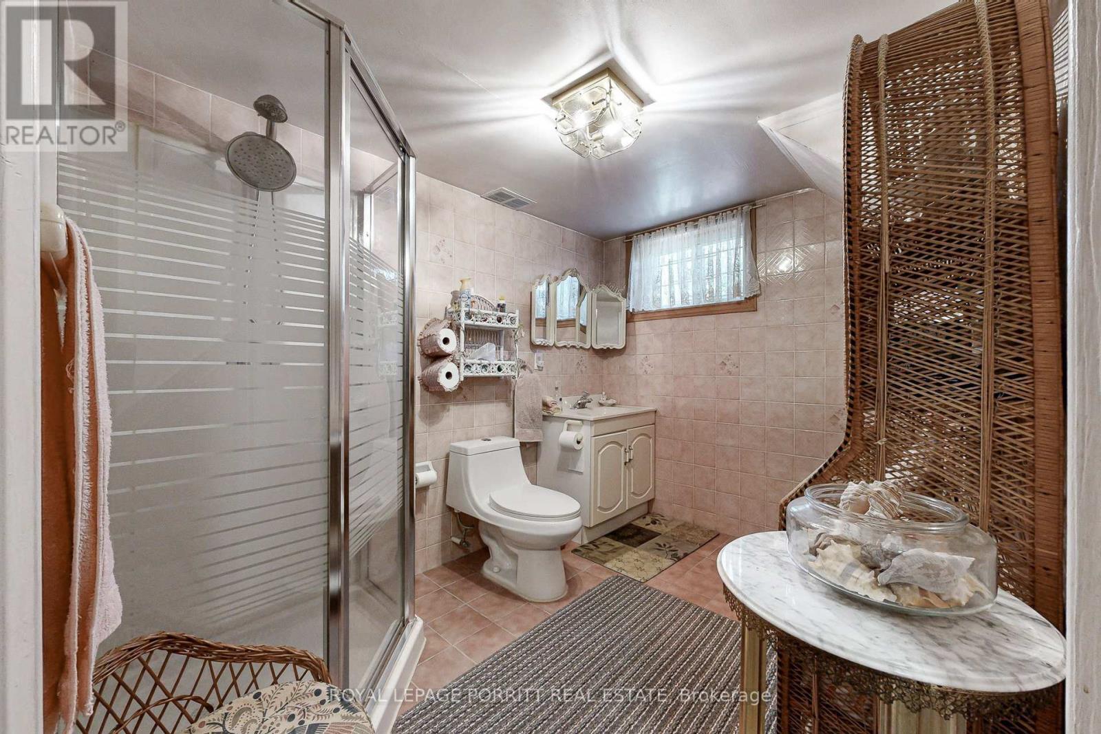 












1 AINTREE COURT

,
Toronto,




Ontario
M8W2E1

