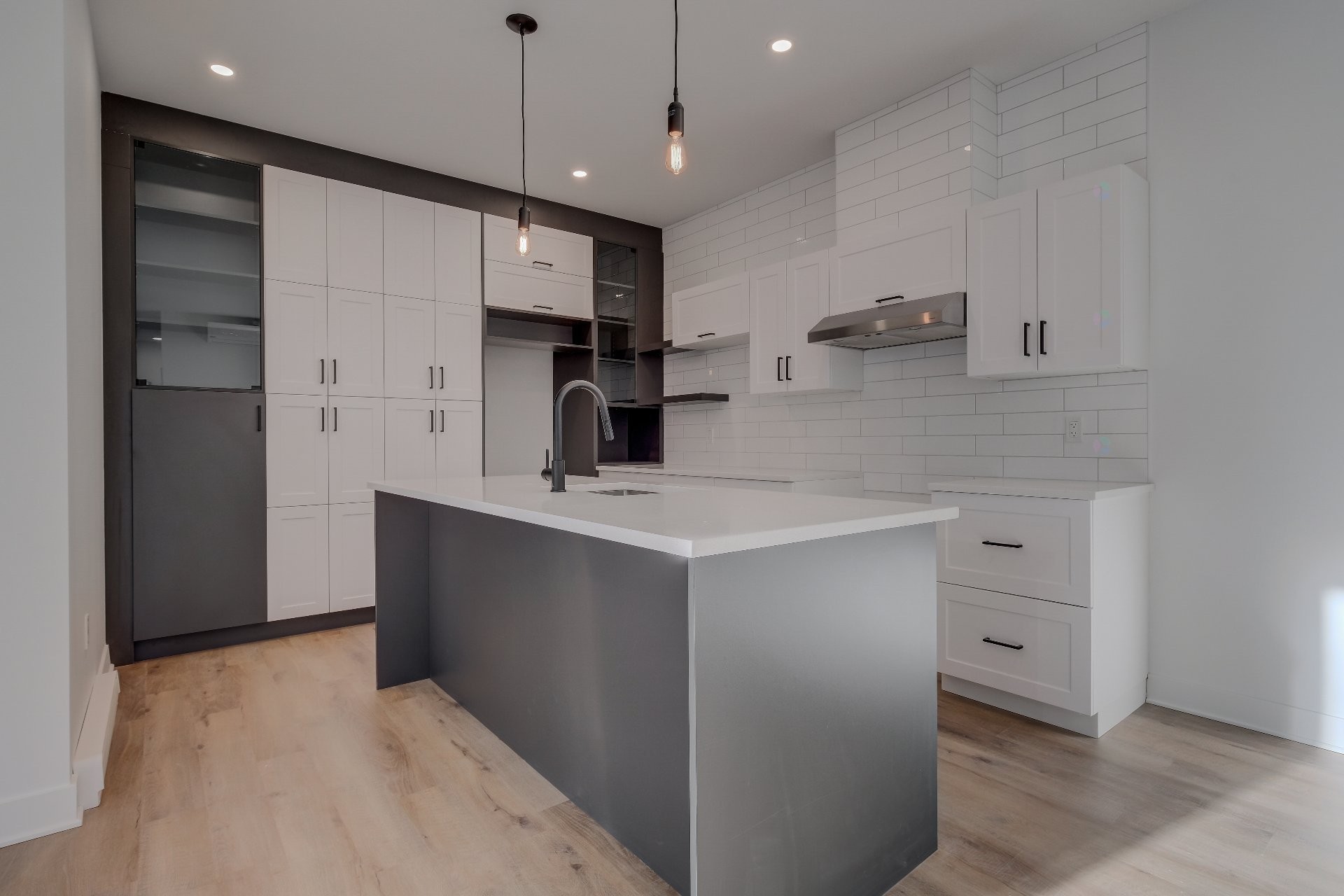 









2010


Rue De Chambly

, 102,
Saint-Bruno-de-Montarville,




QC
J3V0E5

