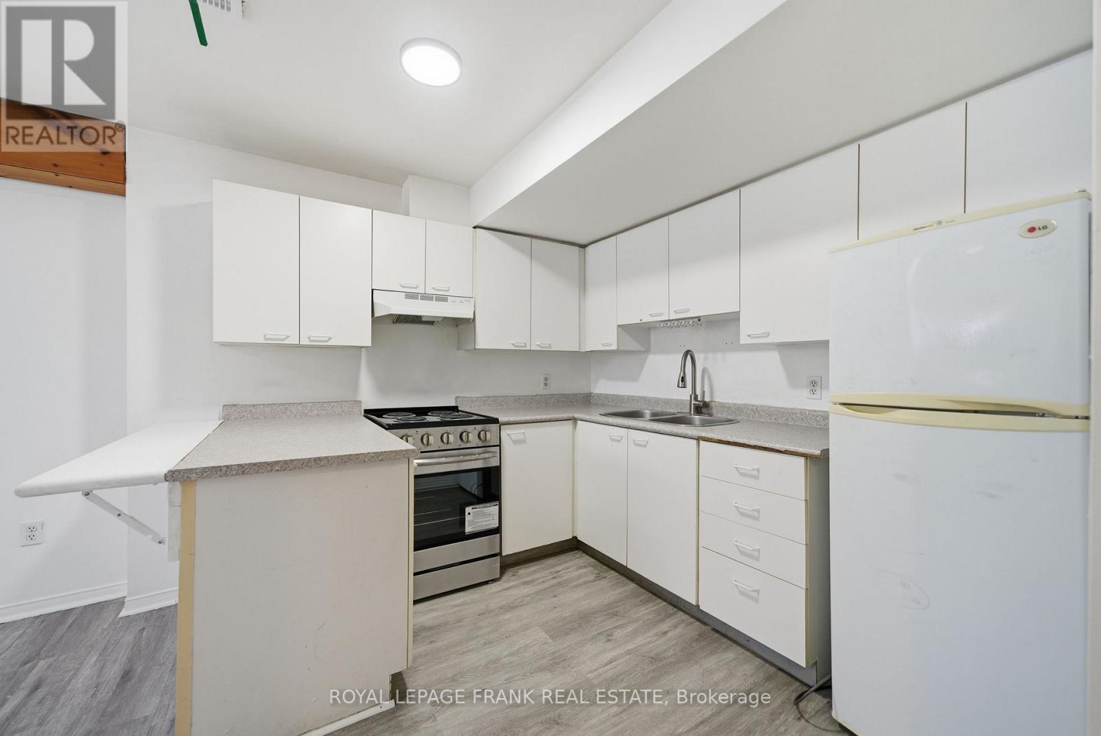 












10 FLAVELLE CRESCENT

,
Kawartha Lakes (Lindsay),




Ontario
K9V6E2

