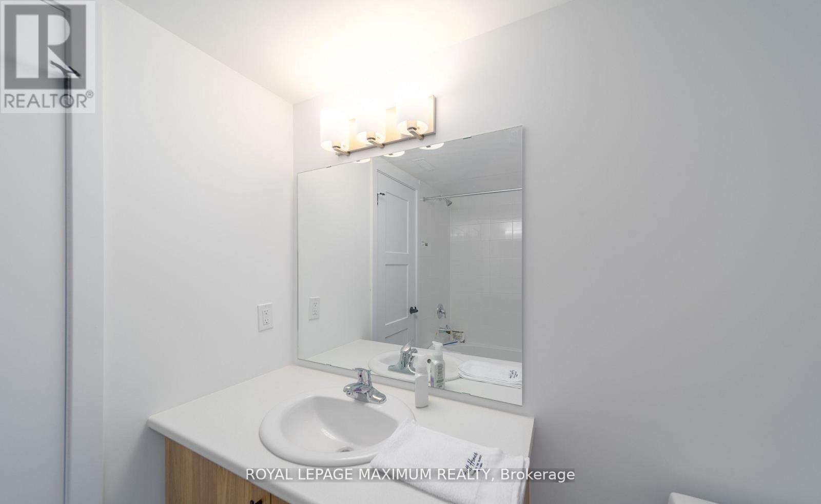 












4 - 32 WAGON LANE

,
Barrie,




Ontario
L9J0C2

