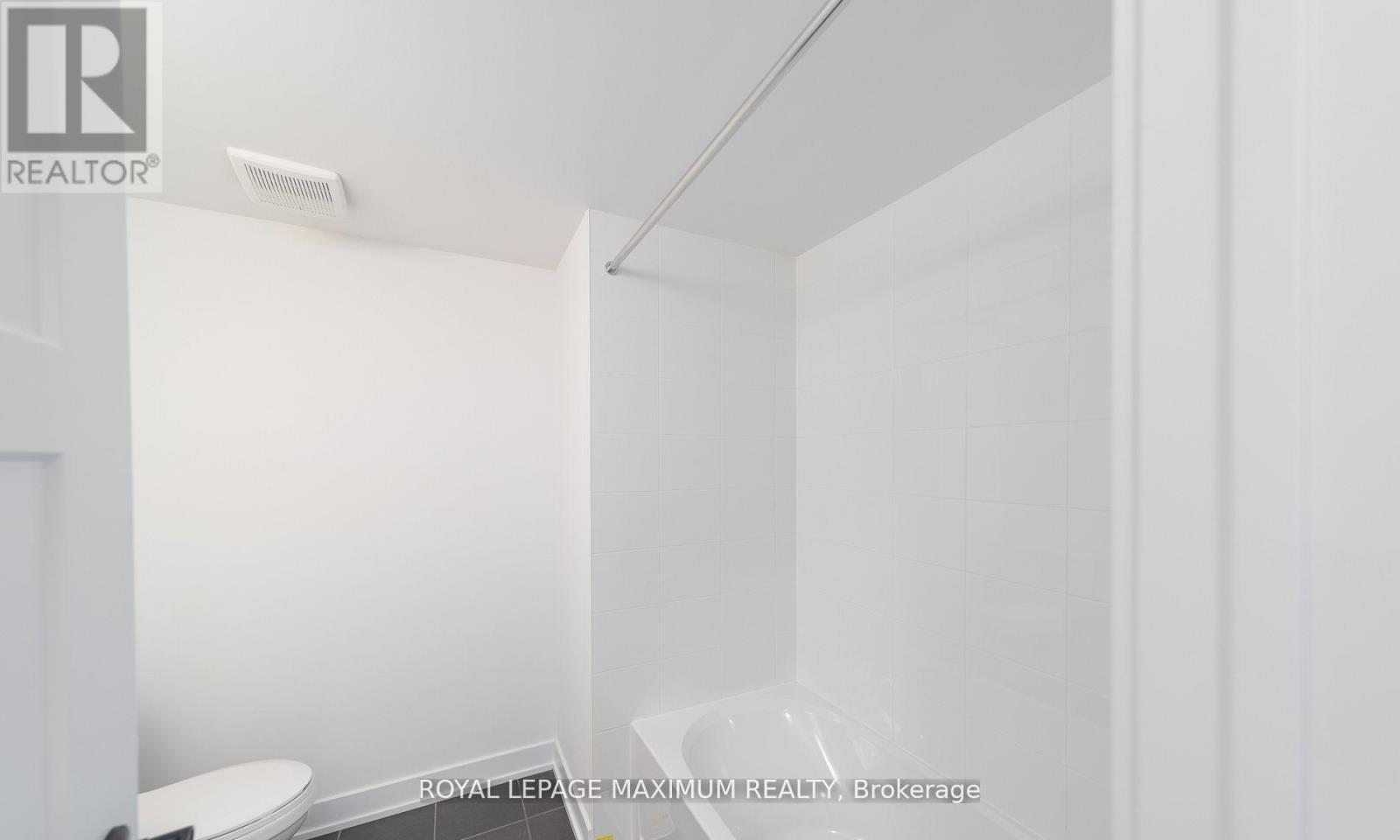 












4 - 32 WAGON LANE

,
Barrie,




Ontario
L9J0C2

