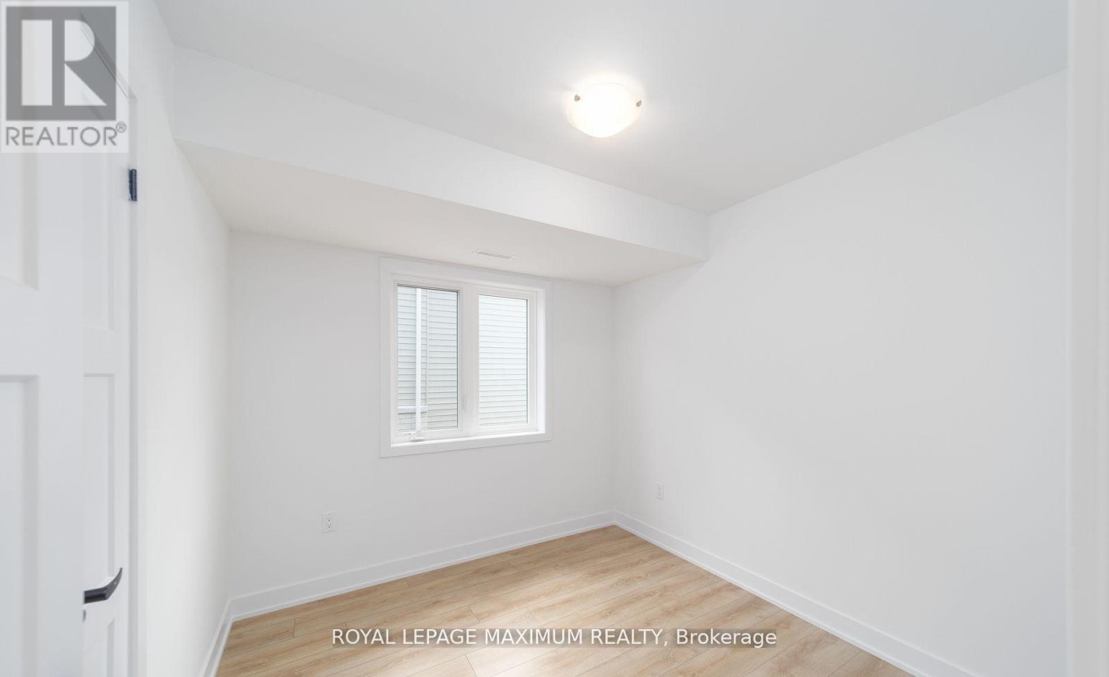 












4 - 32 WAGON LANE

,
Barrie,




Ontario
L9J0C2

