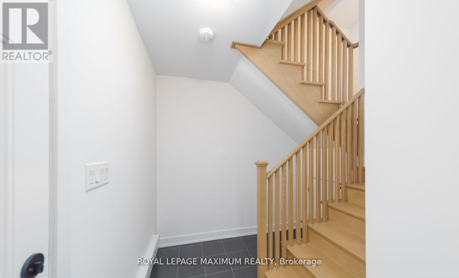 












4 - 32 WAGON LANE

,
Barrie,




Ontario
L9J0C2

