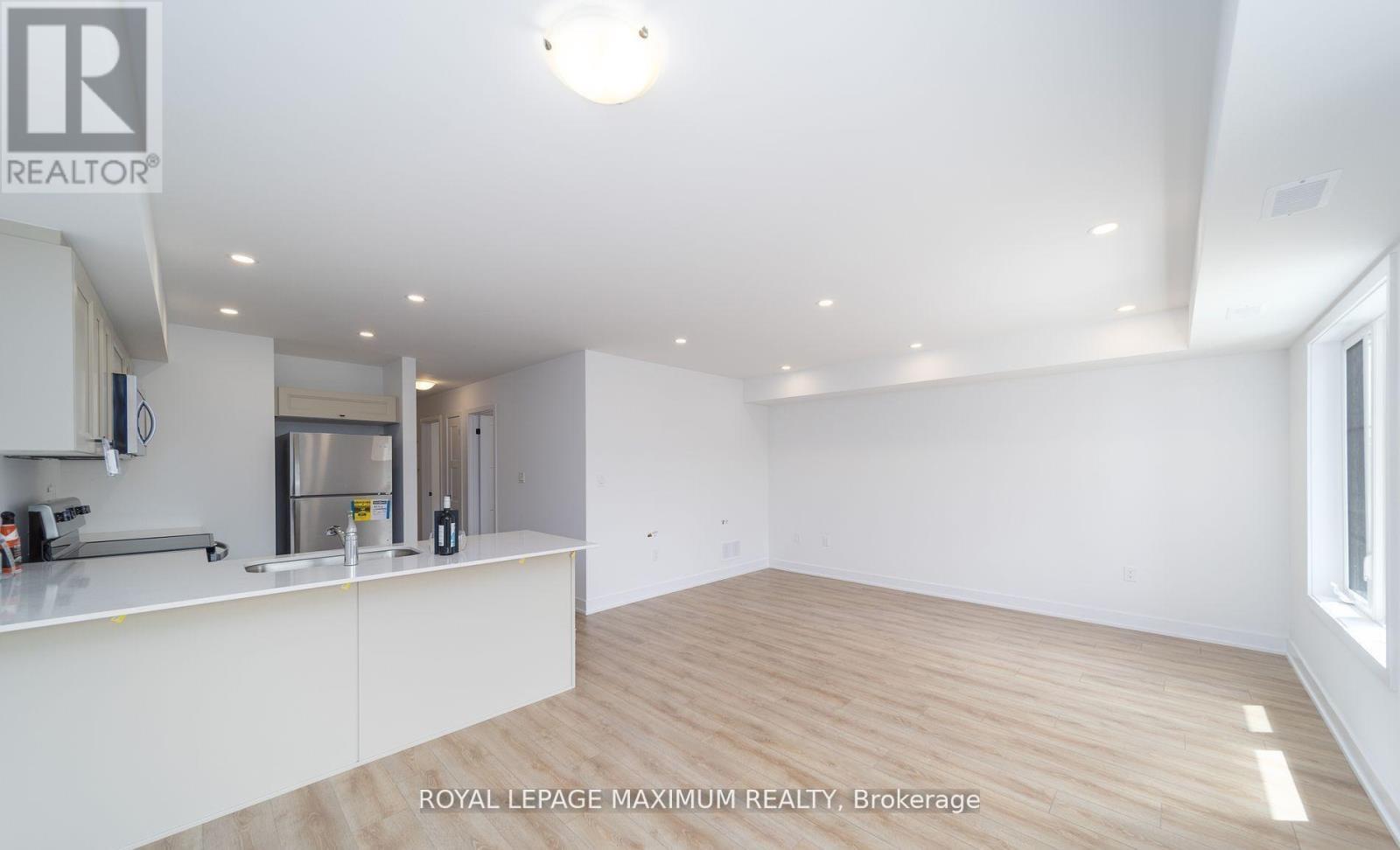 












4 - 32 WAGON LANE

,
Barrie,




Ontario
L9J0C2

