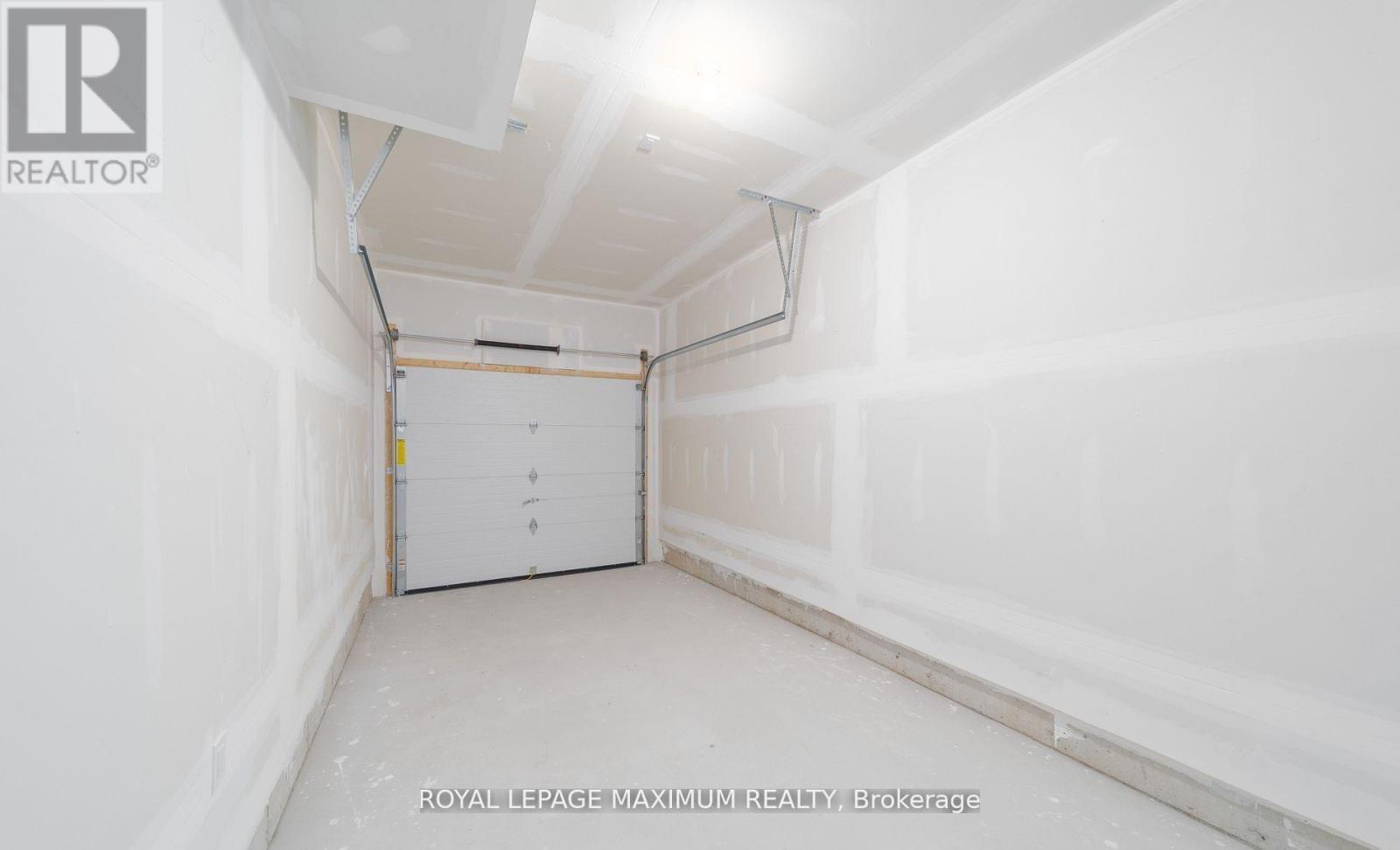 












4 - 32 WAGON LANE

,
Barrie,




Ontario
L9J0C2

