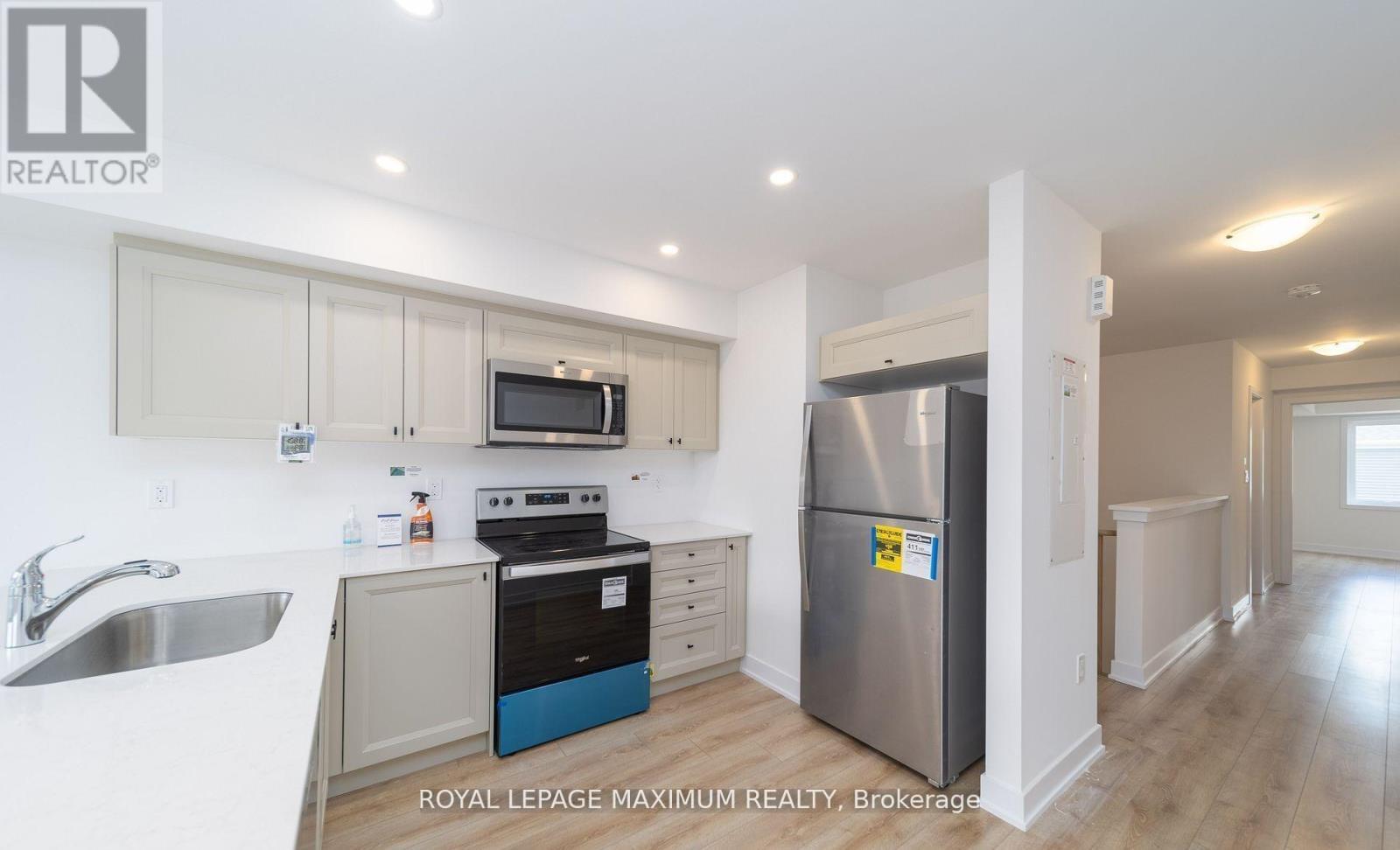 












4 - 32 WAGON LANE

,
Barrie,




Ontario
L9J0C2

