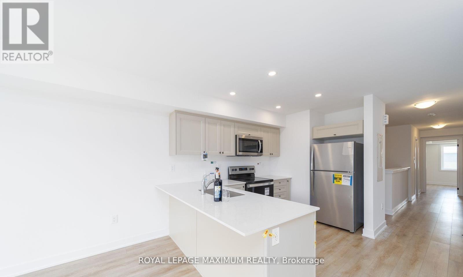 












4 - 32 WAGON LANE

,
Barrie,




Ontario
L9J0C2

