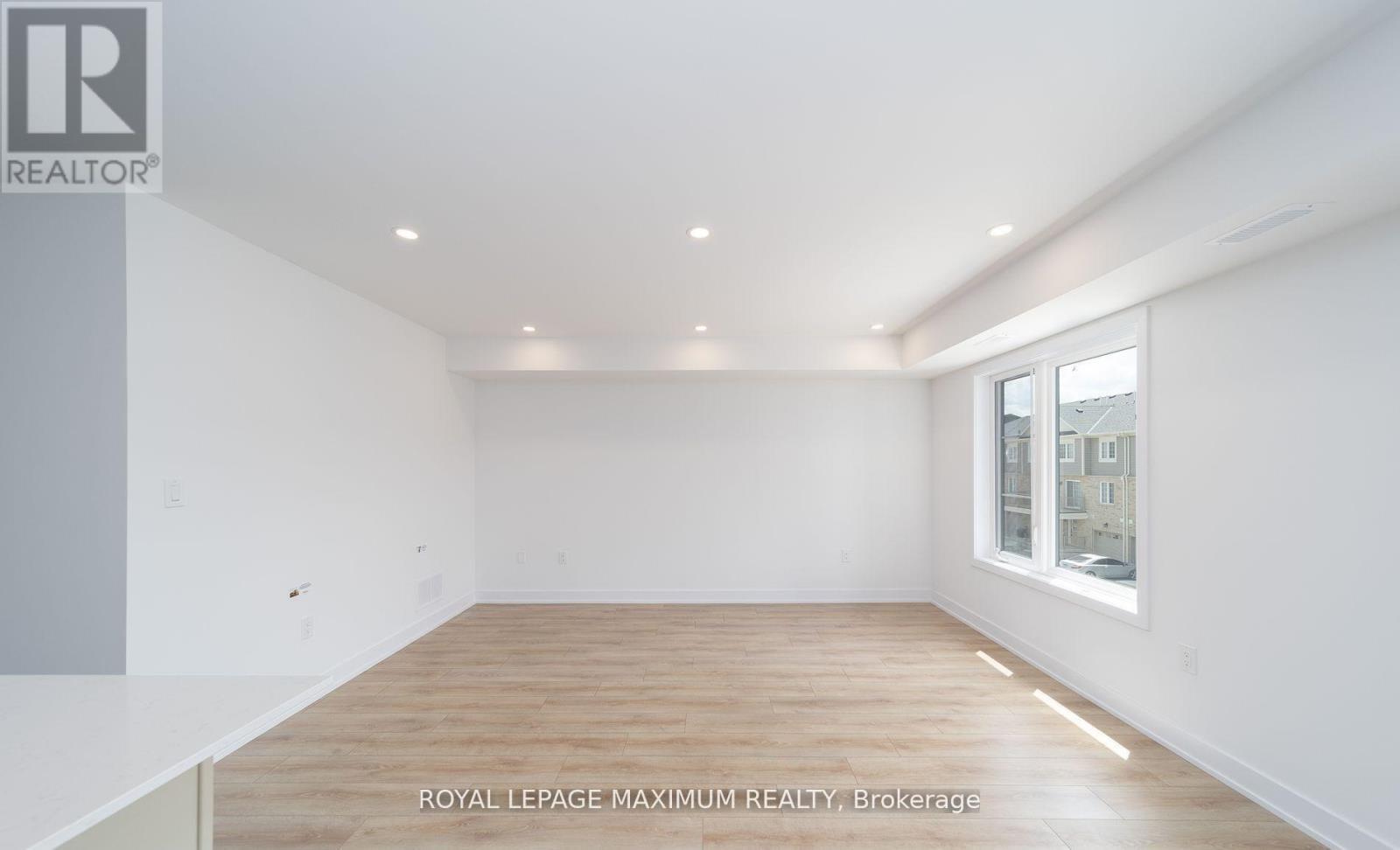 












4 - 32 WAGON LANE

,
Barrie,




Ontario
L9J0C2

