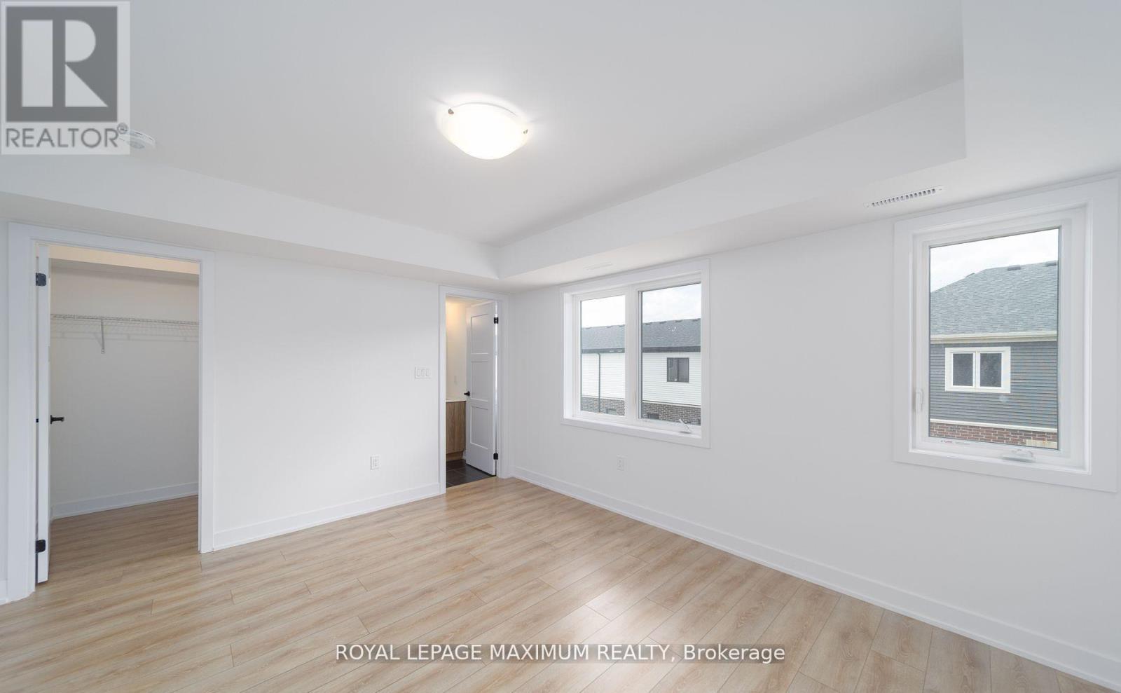 












4 - 32 WAGON LANE

,
Barrie,




Ontario
L9J0C2

