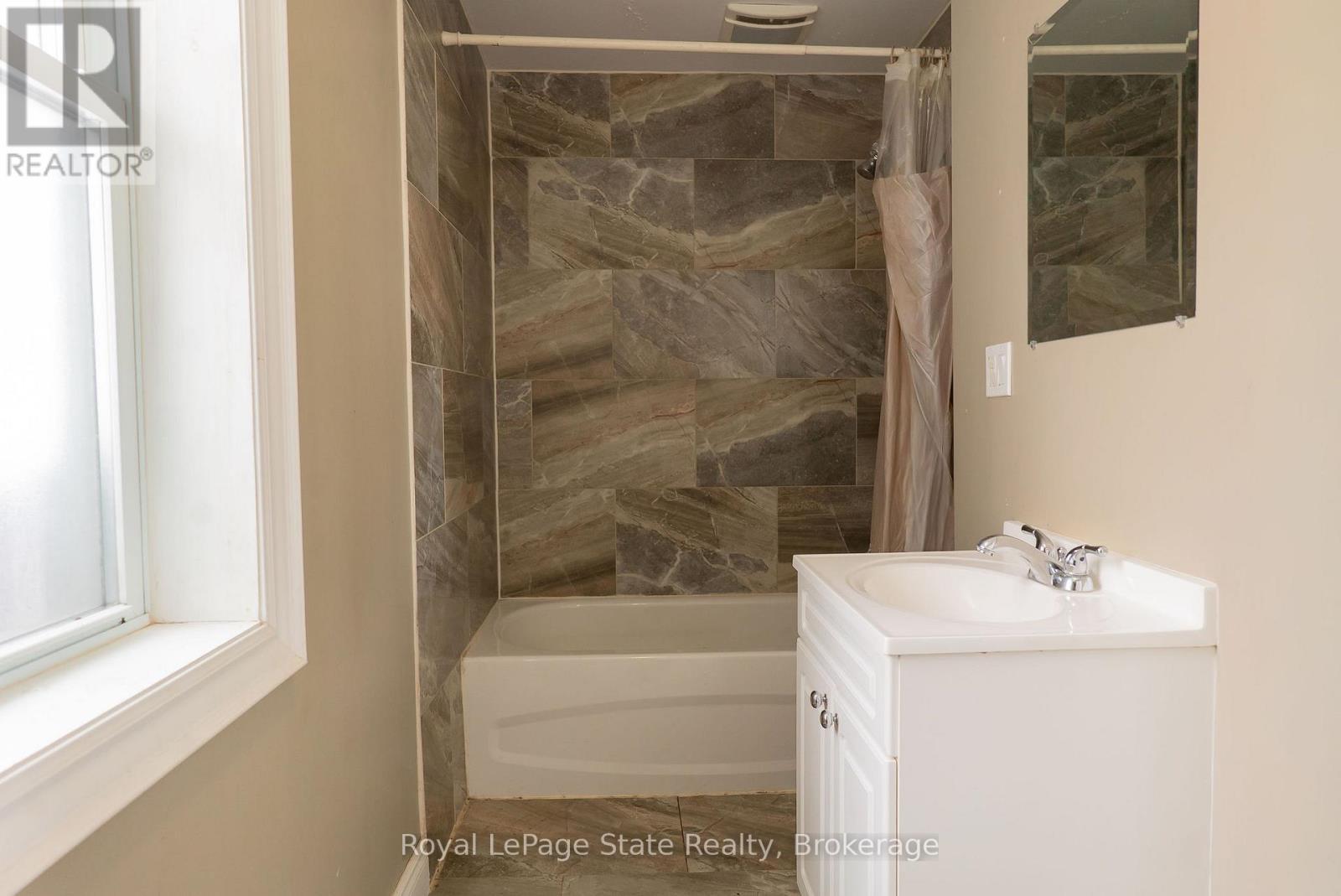 












16 FRANKLIN STREET

,
Welland (Broadway),




Ontario
L3C1R7

