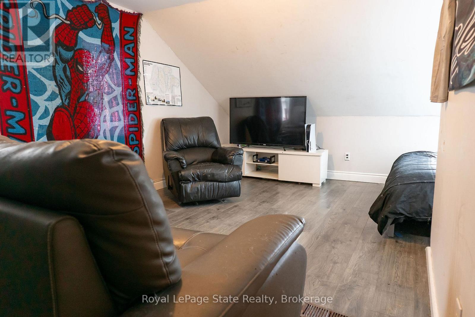 












16 FRANKLIN STREET

,
Welland (Broadway),




Ontario
L3C1R7

