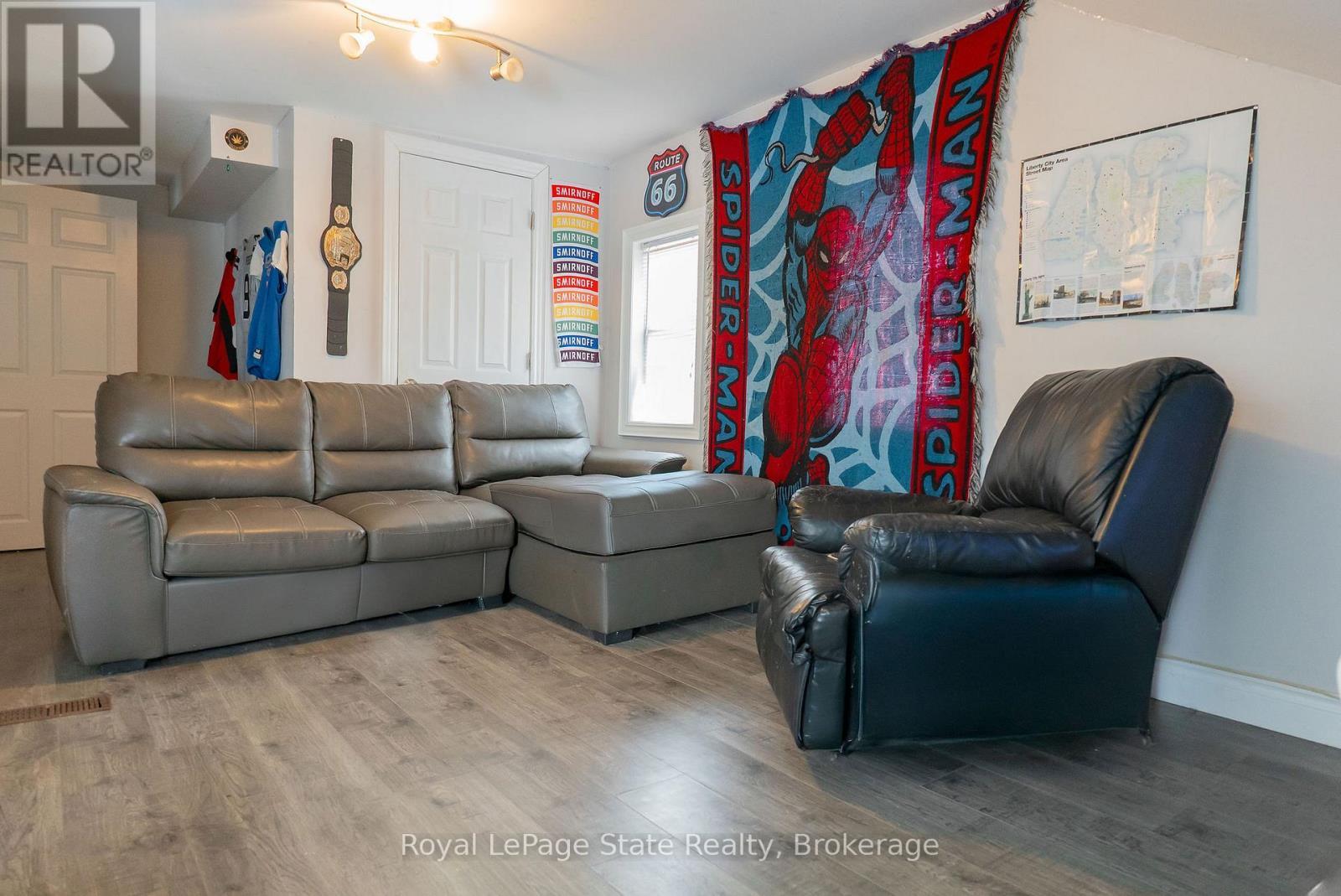 












16 FRANKLIN STREET

,
Welland (Broadway),




Ontario
L3C1R7

