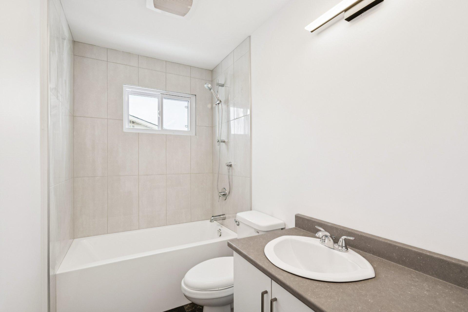 









126


Rue de l'École

, 6,
Les Coteaux,




QC
J7X1E6

