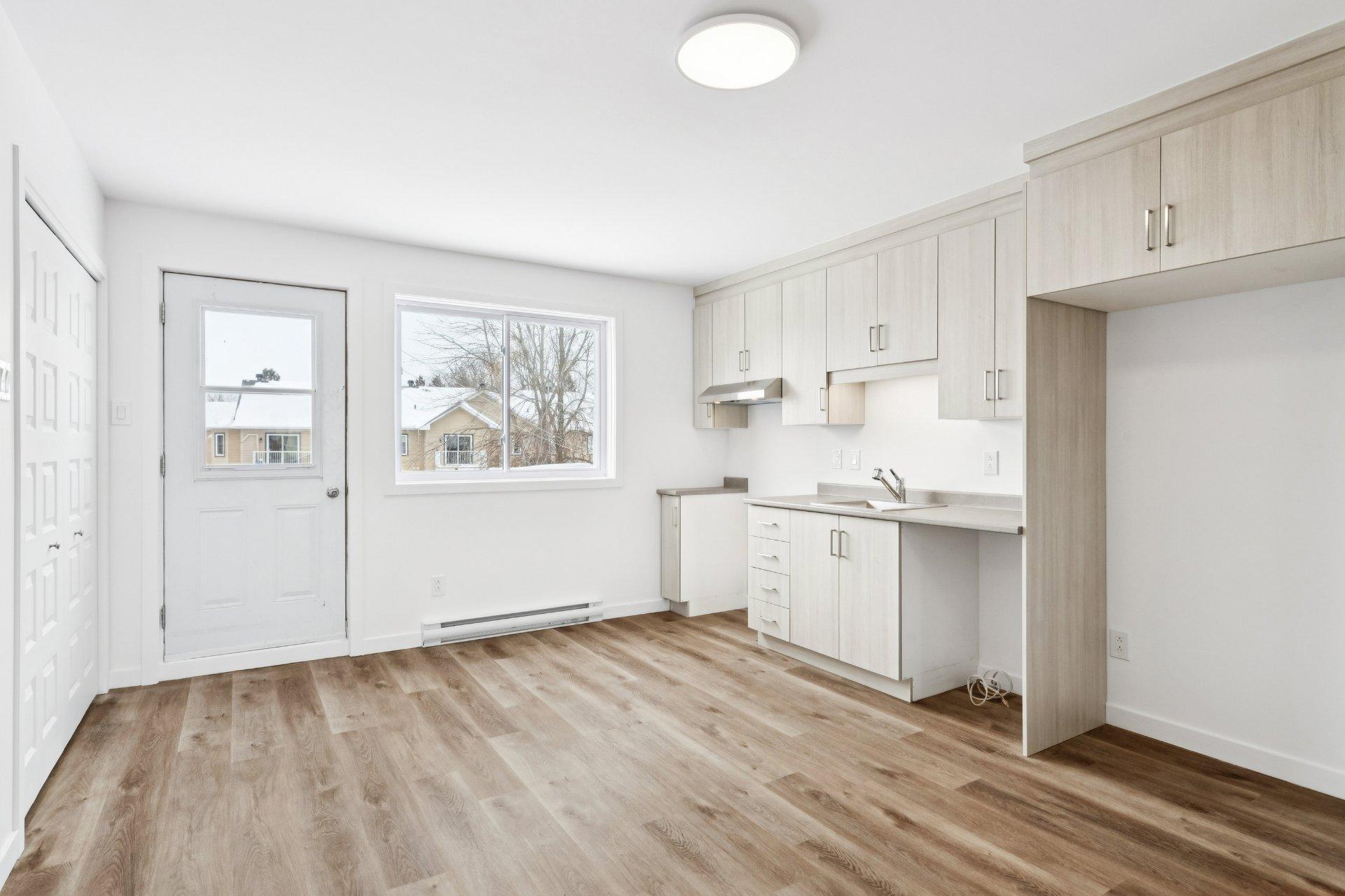 









126


Rue de l'École

, 6,
Les Coteaux,




QC
J7X1E6

