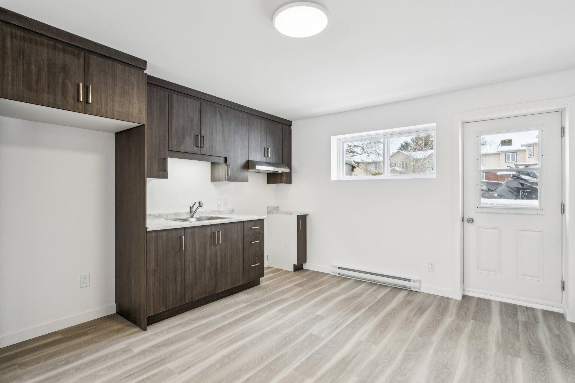 









126


Rue de l'École

, 1,
Les Coteaux,




QC
J7X1E6

