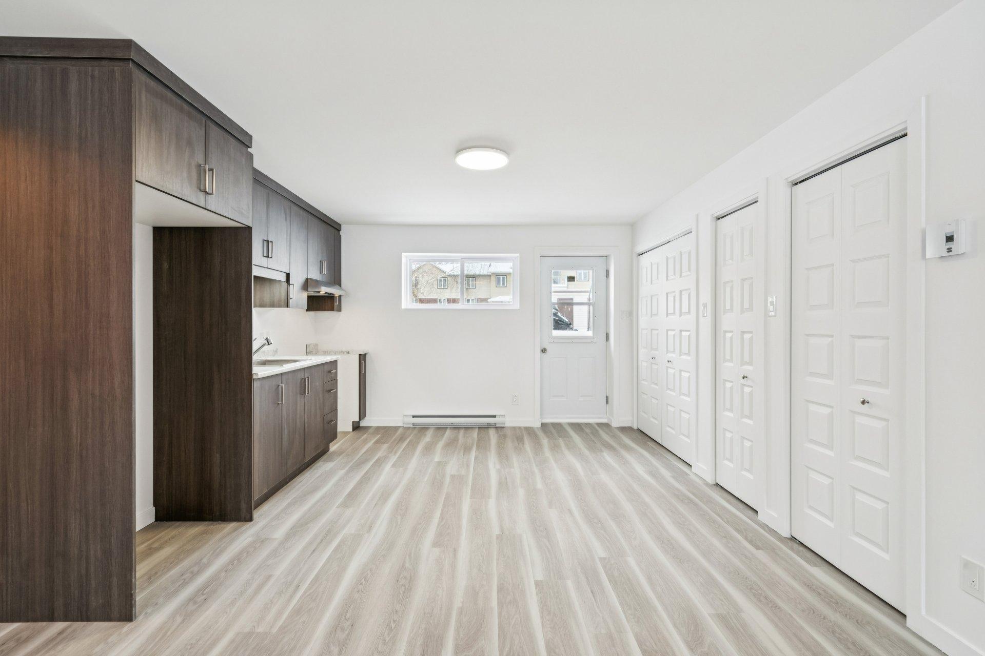 









126


Rue de l'École

, 1,
Les Coteaux,




QC
J7X1E6

