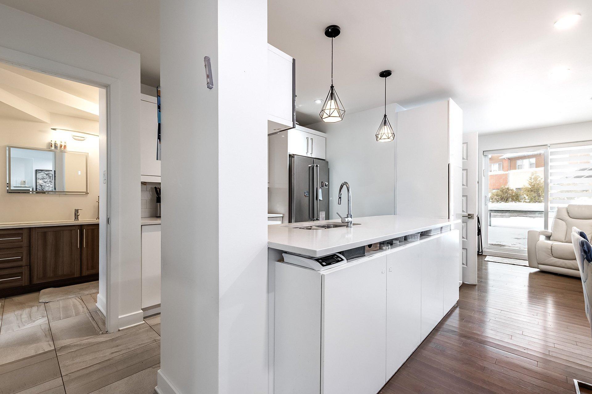 









5780B


Av. Parkhaven

,
Côte-Saint-Luc,




QC
H4W1X9

