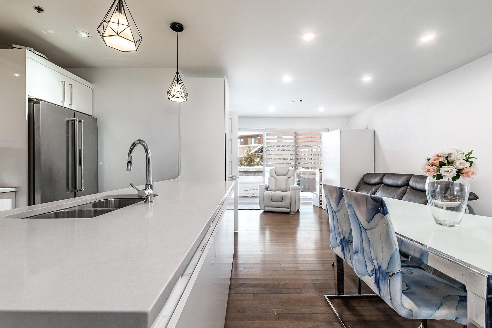 









5780B


Av. Parkhaven

,
Côte-Saint-Luc,




QC
H4W1X9

