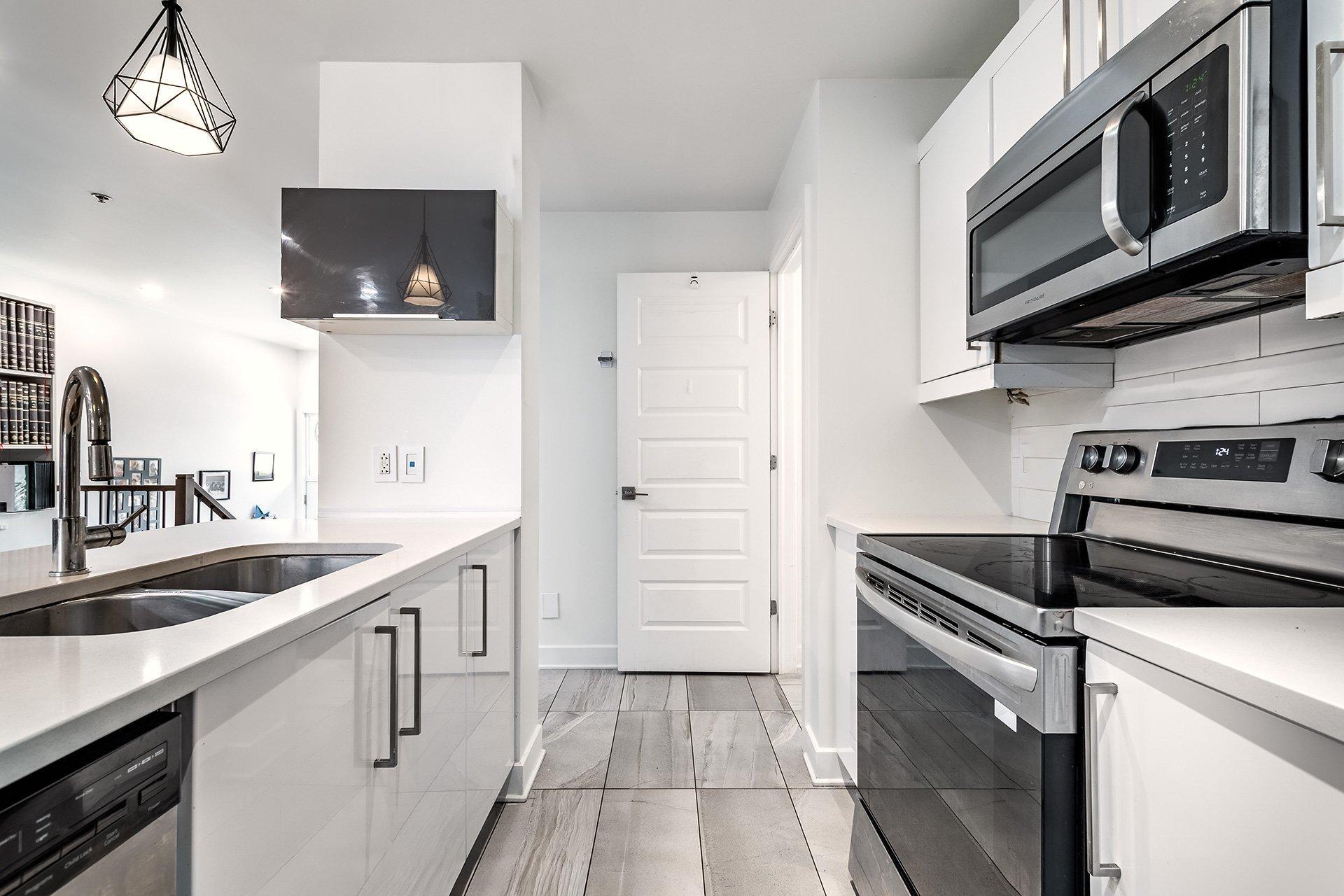 









5780B


Av. Parkhaven

,
Côte-Saint-Luc,




QC
H4W1X9

