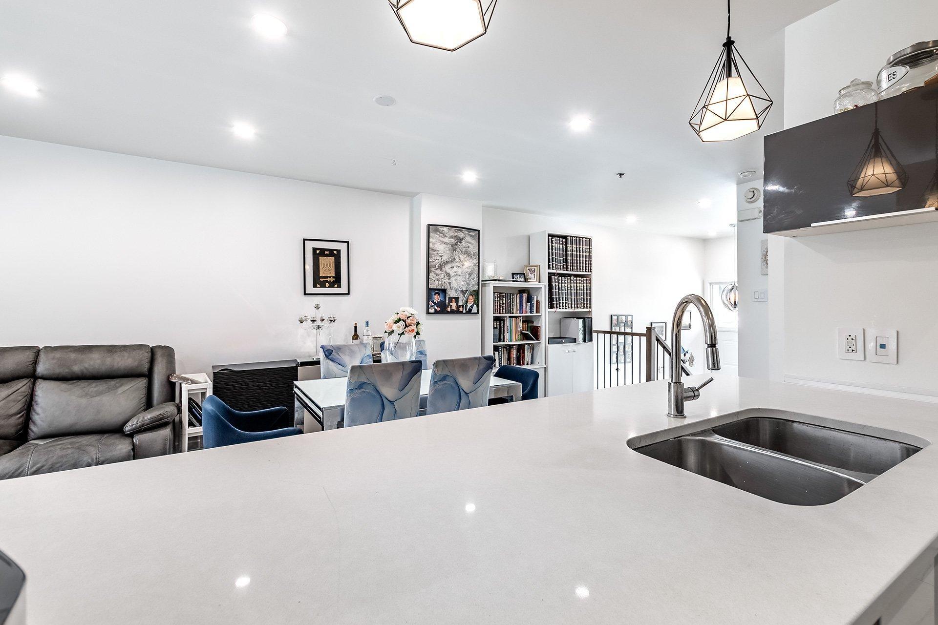 









5780B


Av. Parkhaven

,
Côte-Saint-Luc,




QC
H4W1X9

