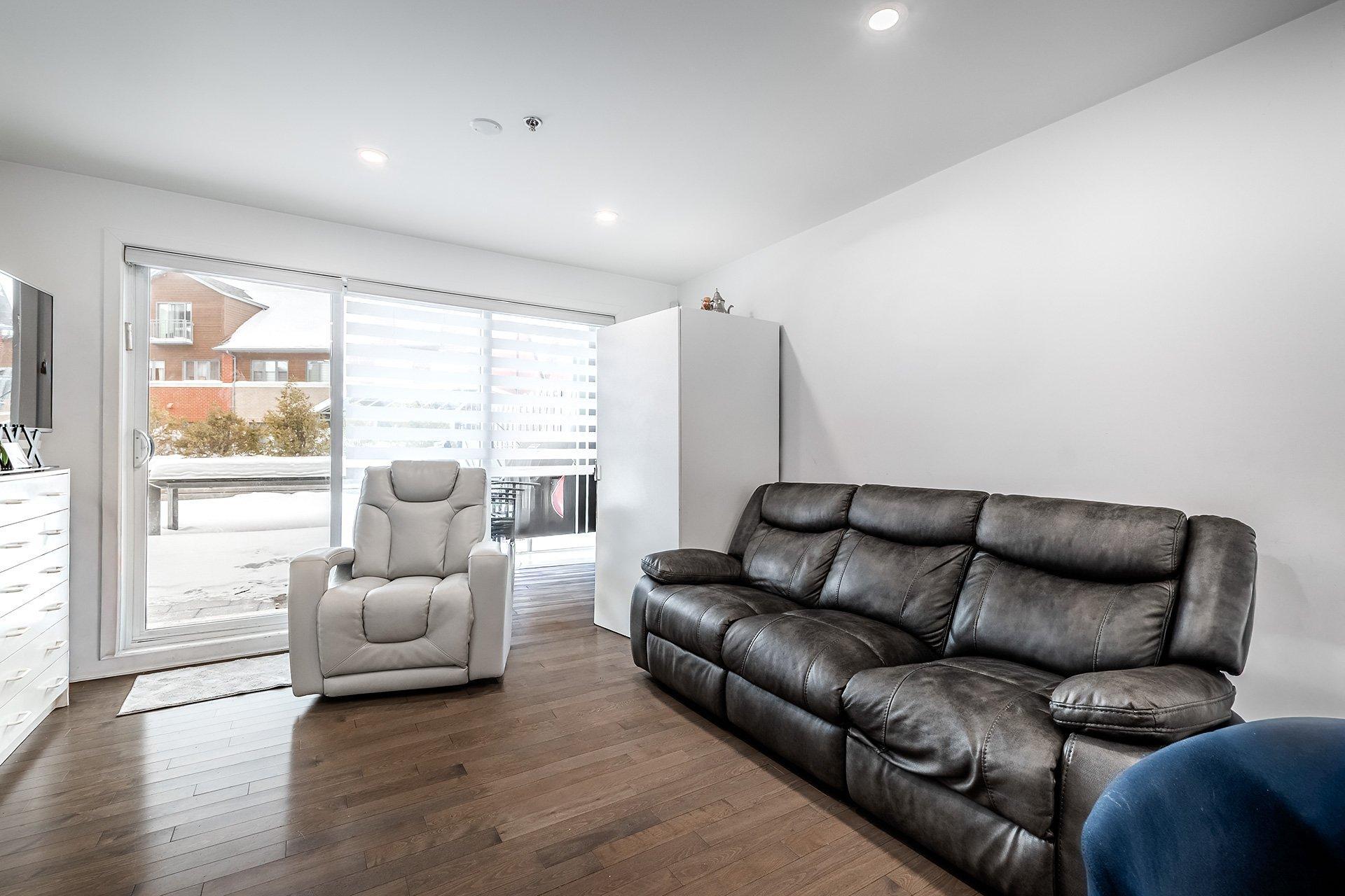 









5780B


Av. Parkhaven

,
Côte-Saint-Luc,




QC
H4W1X9

