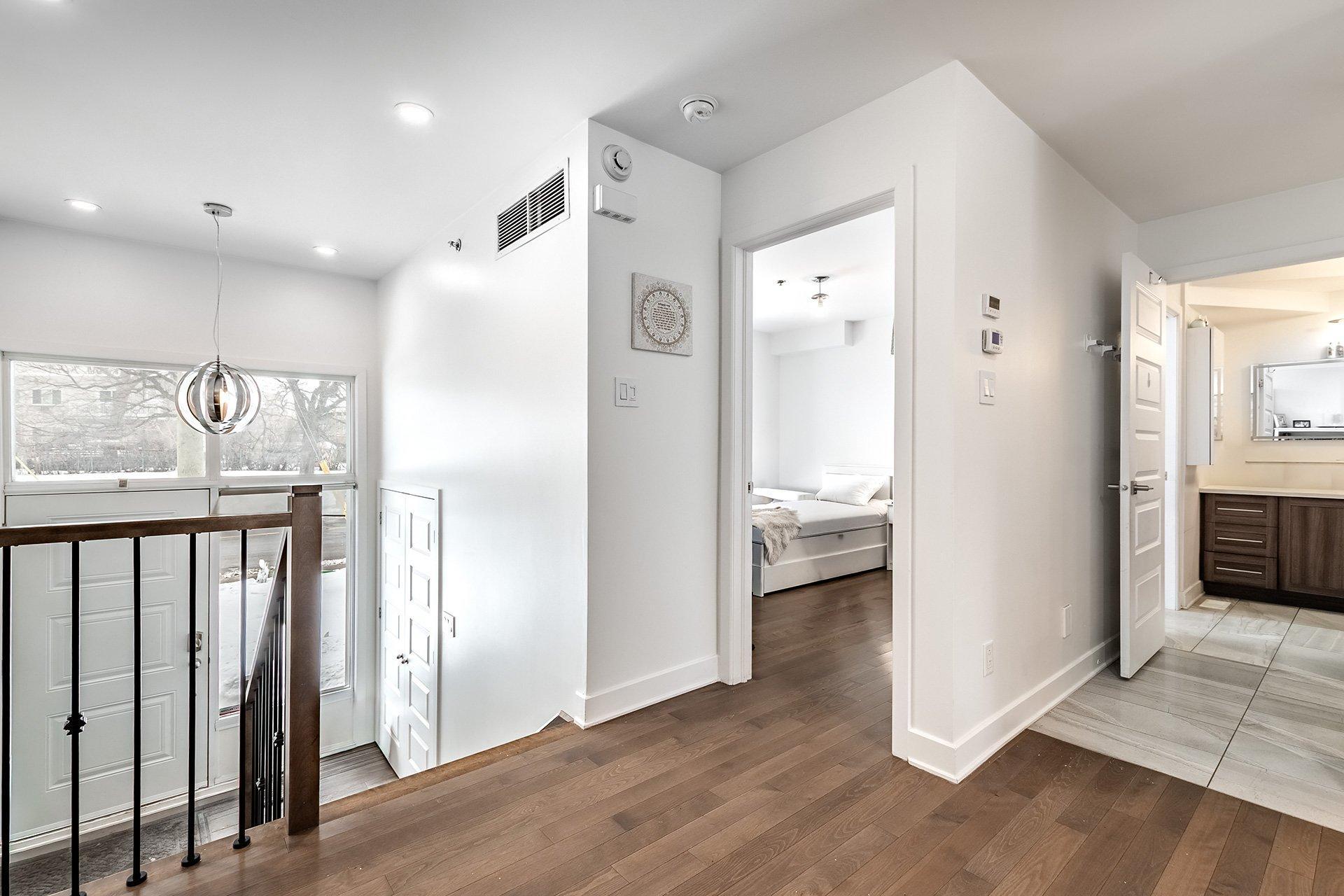 









5780B


Av. Parkhaven

,
Côte-Saint-Luc,




QC
H4W1X9

