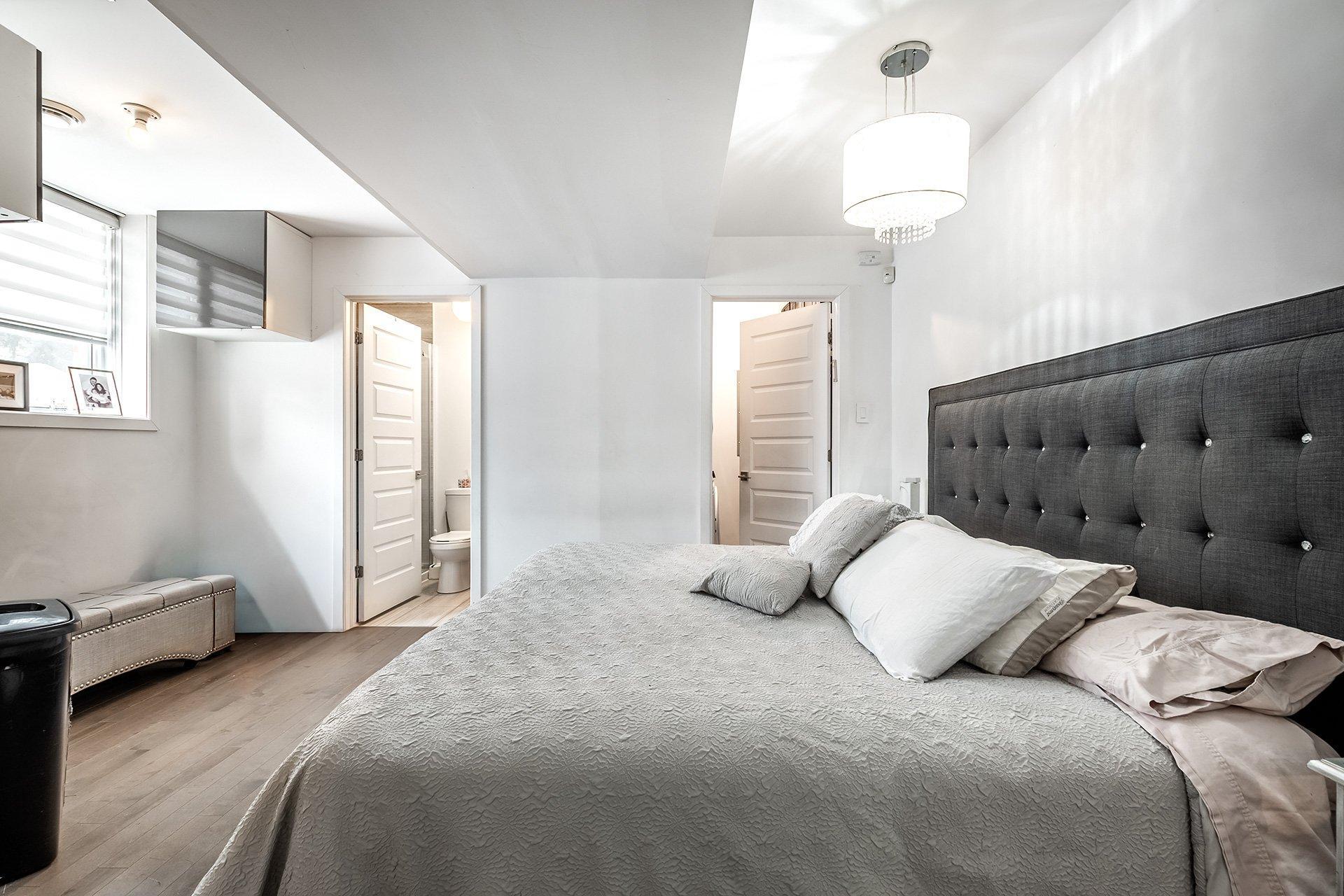 









5780B


Av. Parkhaven

,
Côte-Saint-Luc,




QC
H4W1X9

