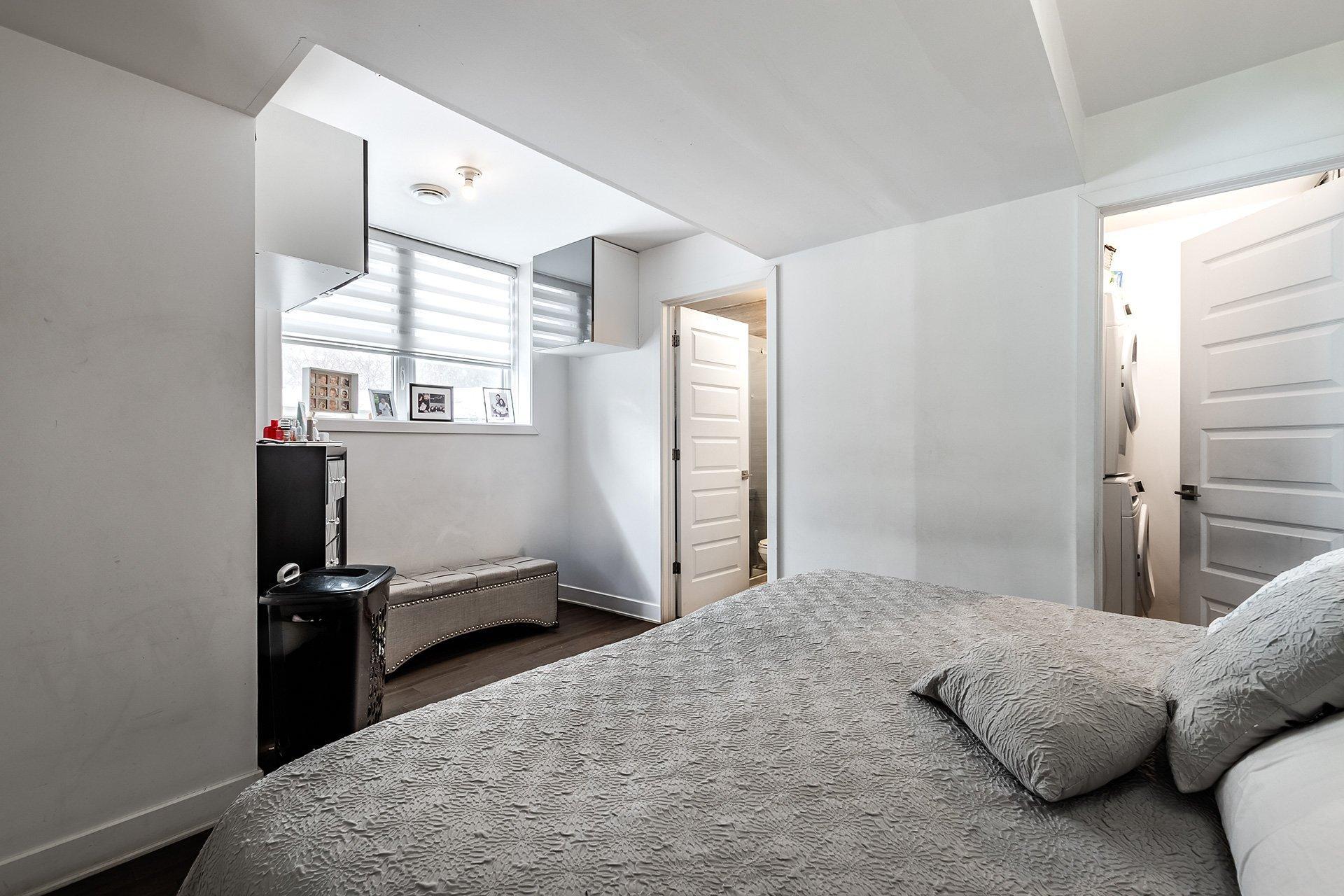 









5780B


Av. Parkhaven

,
Côte-Saint-Luc,




QC
H4W1X9

