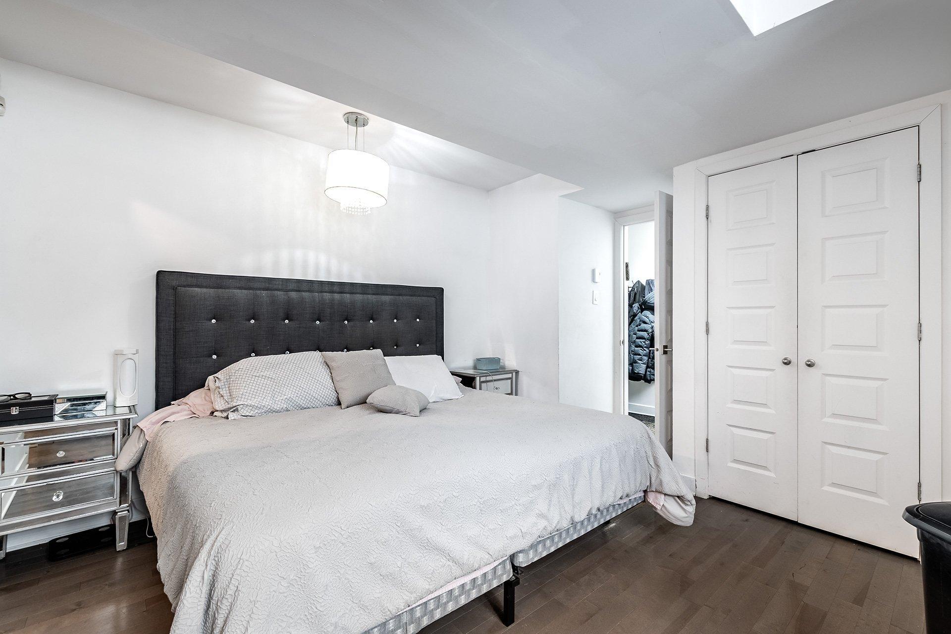 









5780B


Av. Parkhaven

,
Côte-Saint-Luc,




QC
H4W1X9

