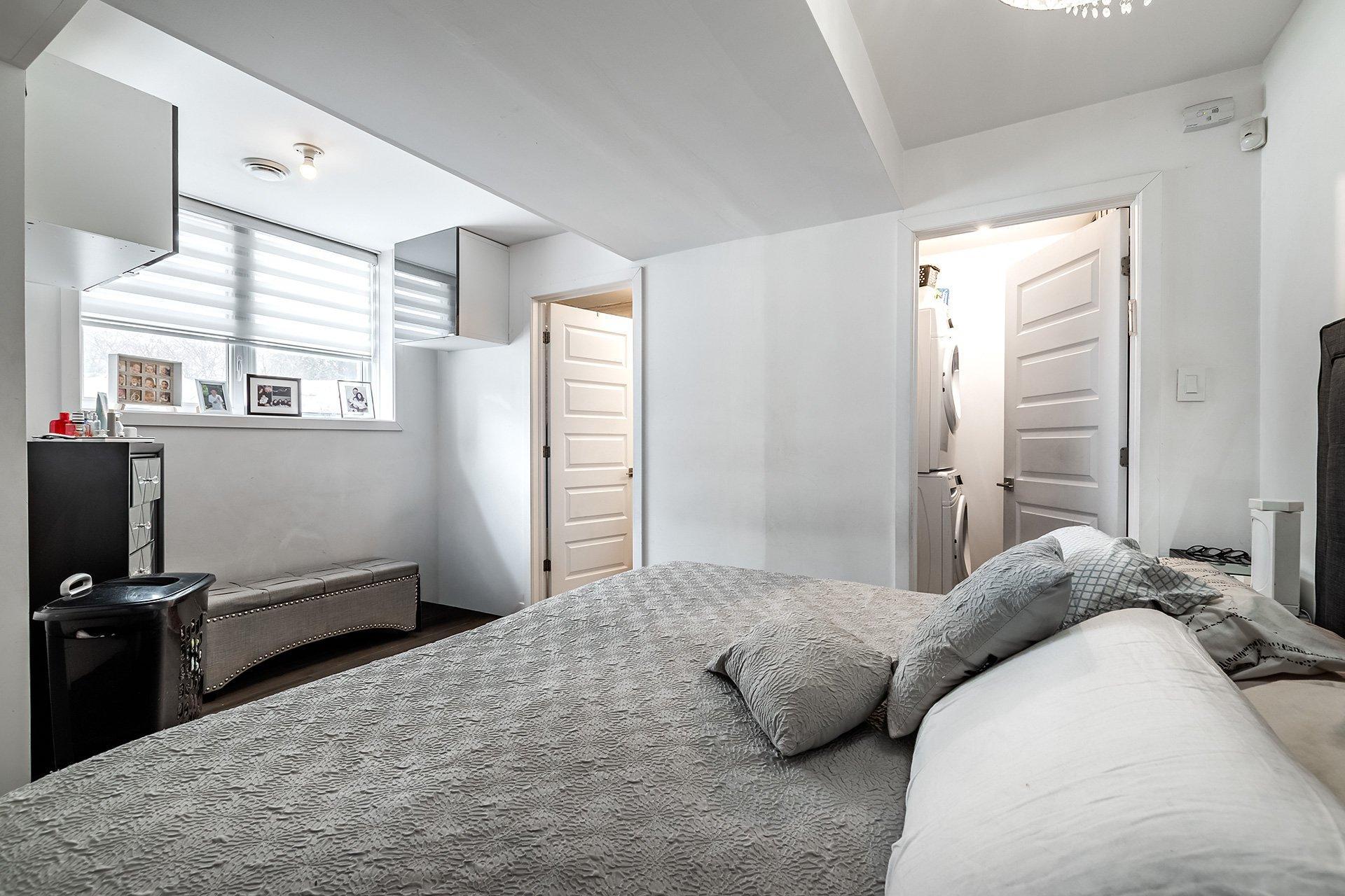 









5780B


Av. Parkhaven

,
Côte-Saint-Luc,




QC
H4W1X9

