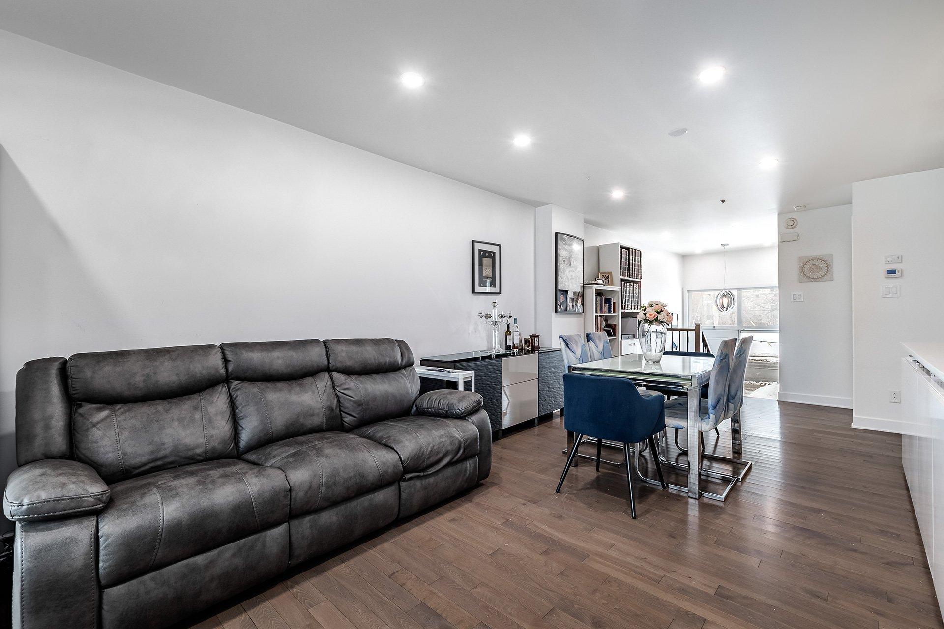 









5780B


Av. Parkhaven

,
Côte-Saint-Luc,




QC
H4W1X9

