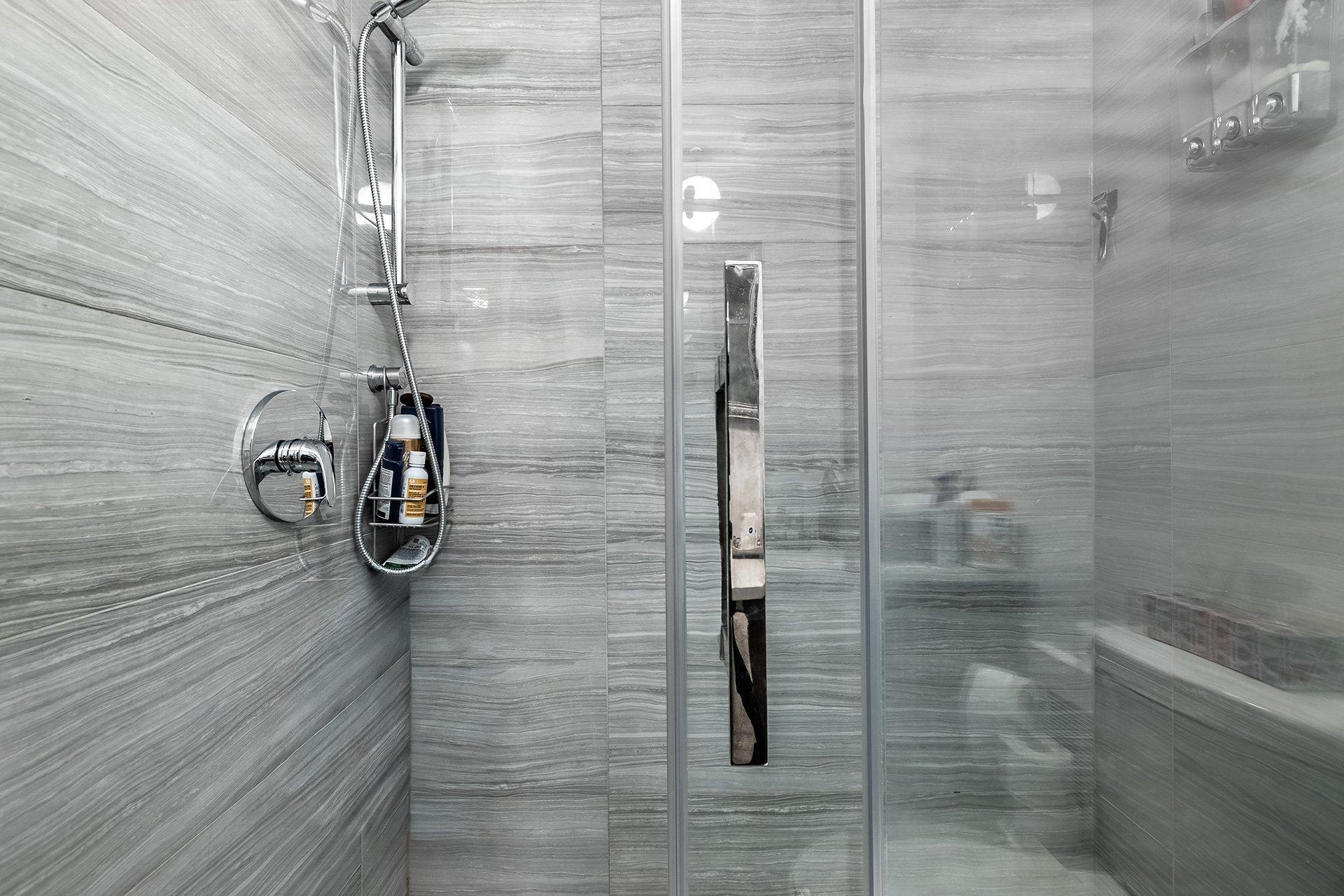 









5780B


Av. Parkhaven

,
Côte-Saint-Luc,




QC
H4W1X9

