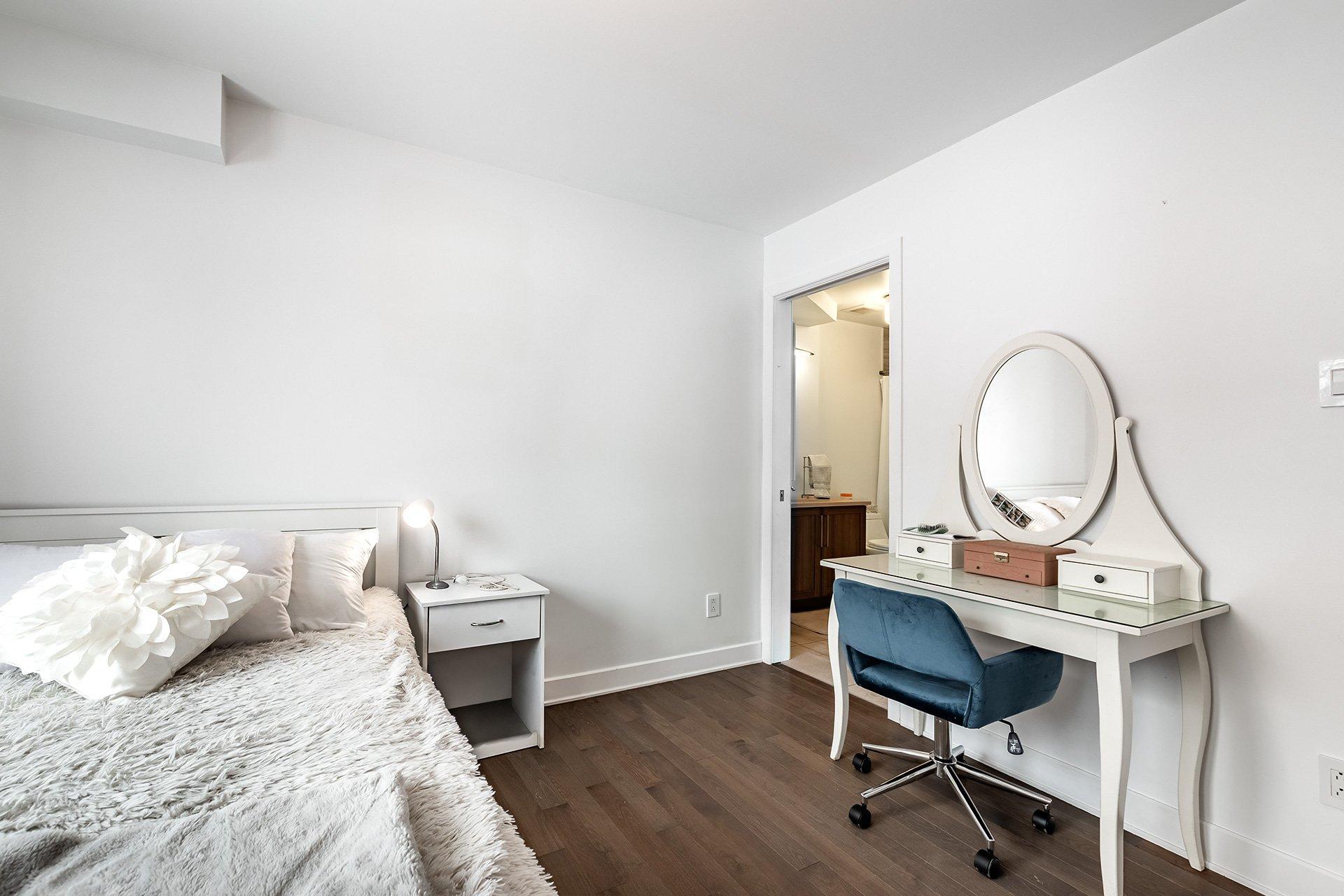 









5780B


Av. Parkhaven

,
Côte-Saint-Luc,




QC
H4W1X9

