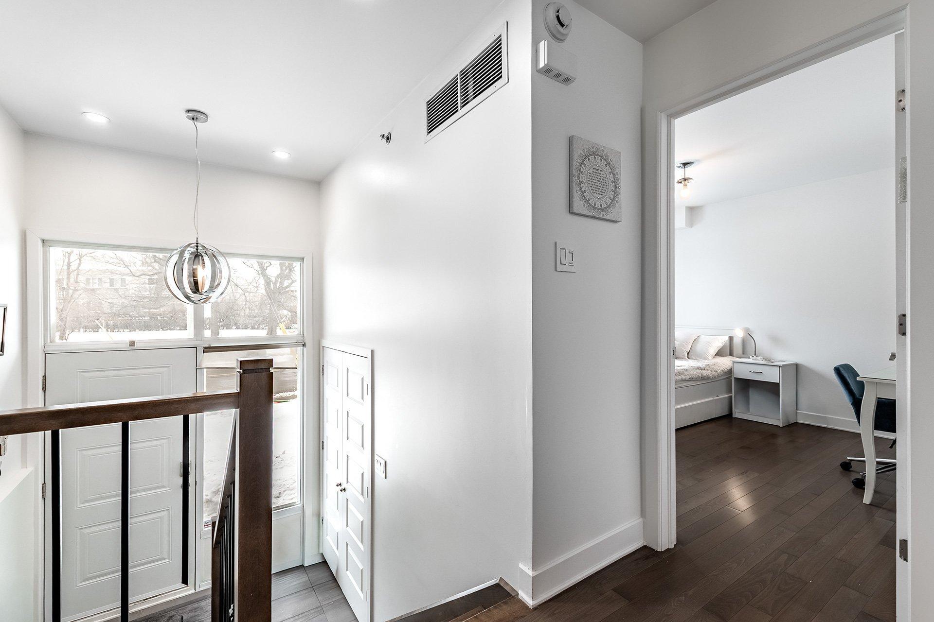 









5780B


Av. Parkhaven

,
Côte-Saint-Luc,




QC
H4W1X9

