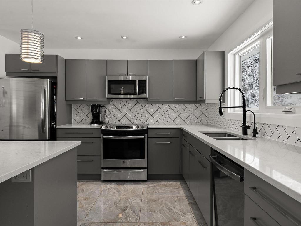 












212 Howe Avenue

,
Fall River,




NS
B2T 1H7

