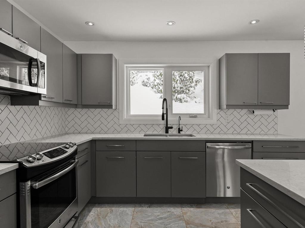 












212 Howe Avenue

,
Fall River,




NS
B2T 1H7

