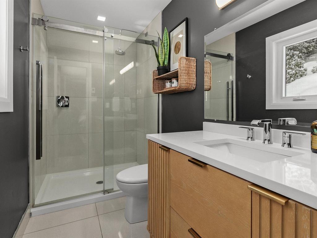 












212 Howe Avenue

,
Fall River,




NS
B2T 1H7


