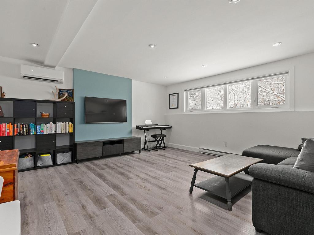












212 Howe Avenue

,
Fall River,




NS
B2T 1H7

