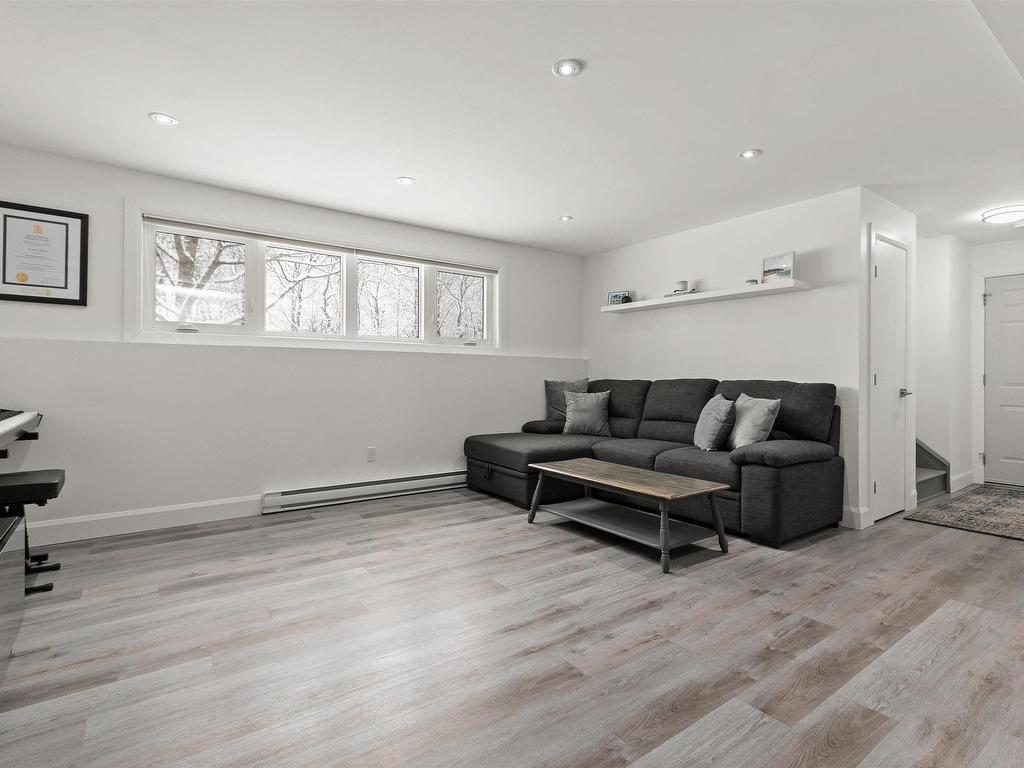 












212 Howe Avenue

,
Fall River,




NS
B2T 1H7

