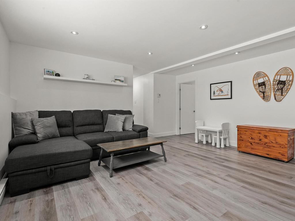 












212 Howe Avenue

,
Fall River,




NS
B2T 1H7


